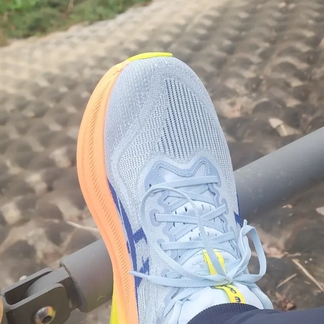 Asics Superblast 2 Paris Cool Grey Safety Yellow 착용 스타일