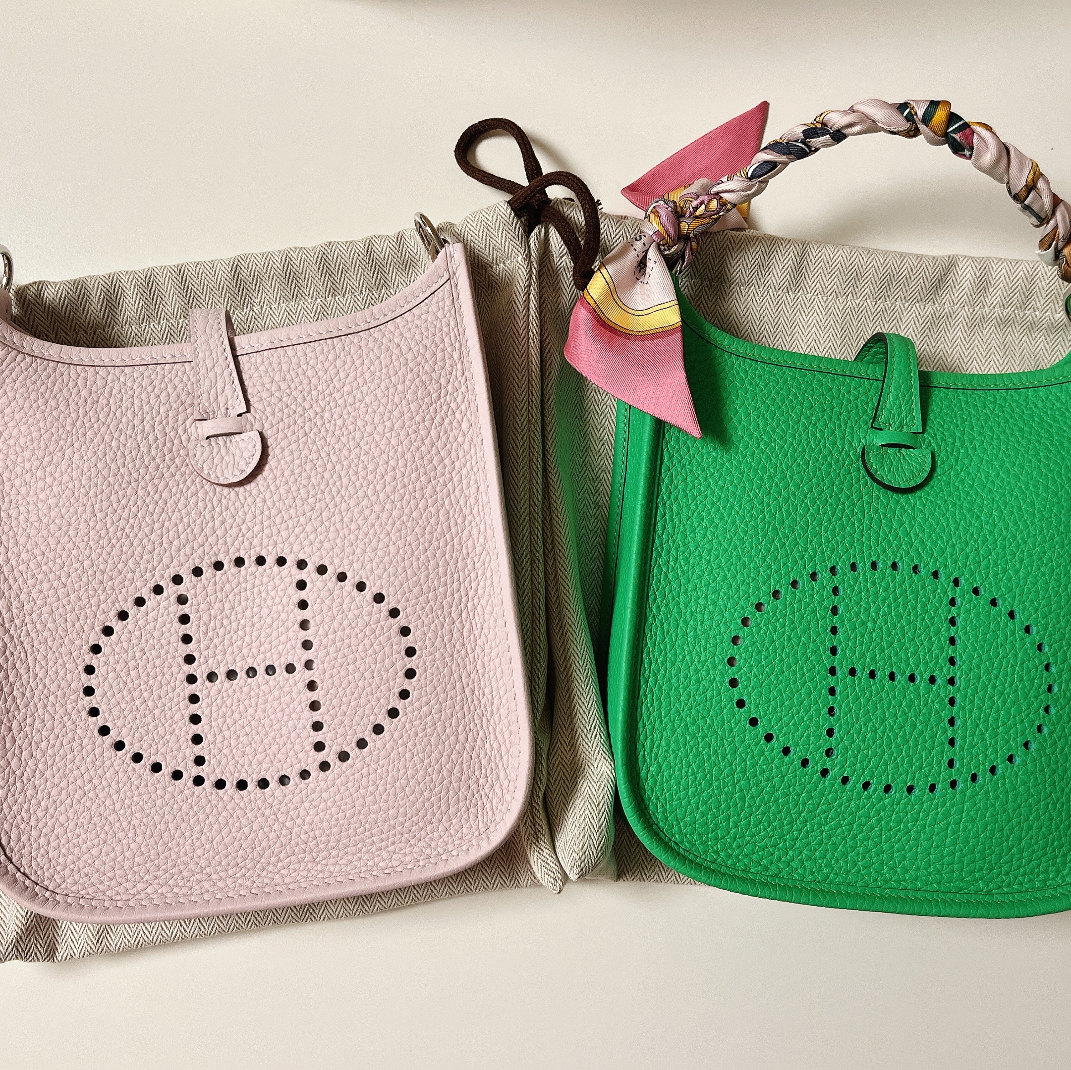 Hermes Evelyne 16 Amazone Bag Clemence & Palladium Vert Comics Vert Fizz, Hermes Evelyne 16 Amazone Bag Clemence & Palladium Mauve Pale Mauve Pale 착용 스타일 - 1