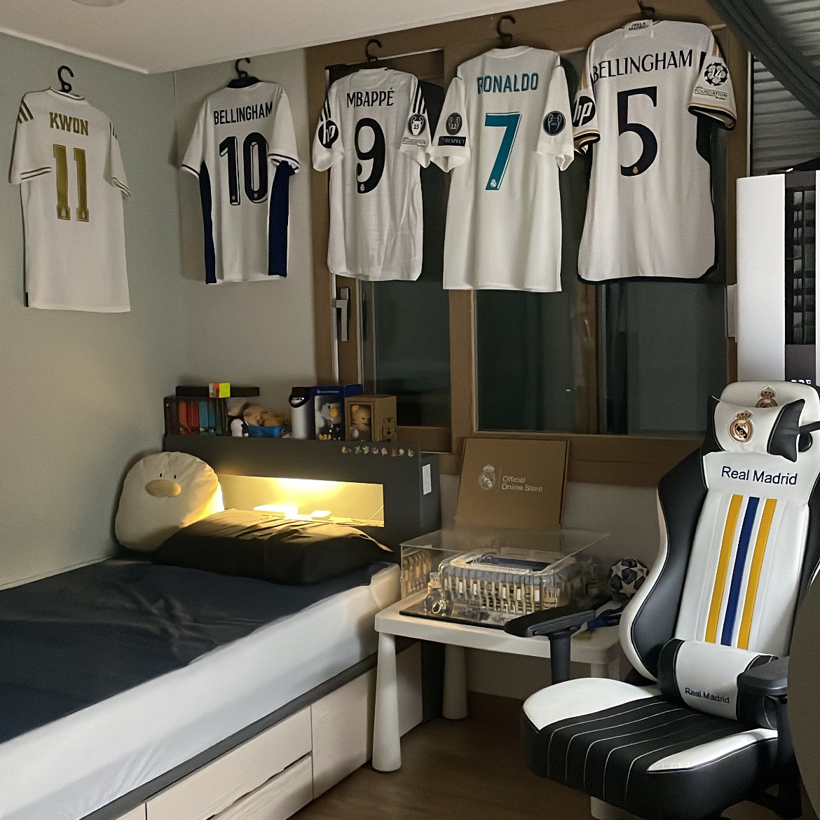 Adidas Real Madrid 2023/24 Home Jersey White - KR Sizing (Non Marking Ver.), Adidas Real Madrid 2024/25 Home Authentic Jersey White - US Sizing (Non Marking Ver.) 착용 스타일