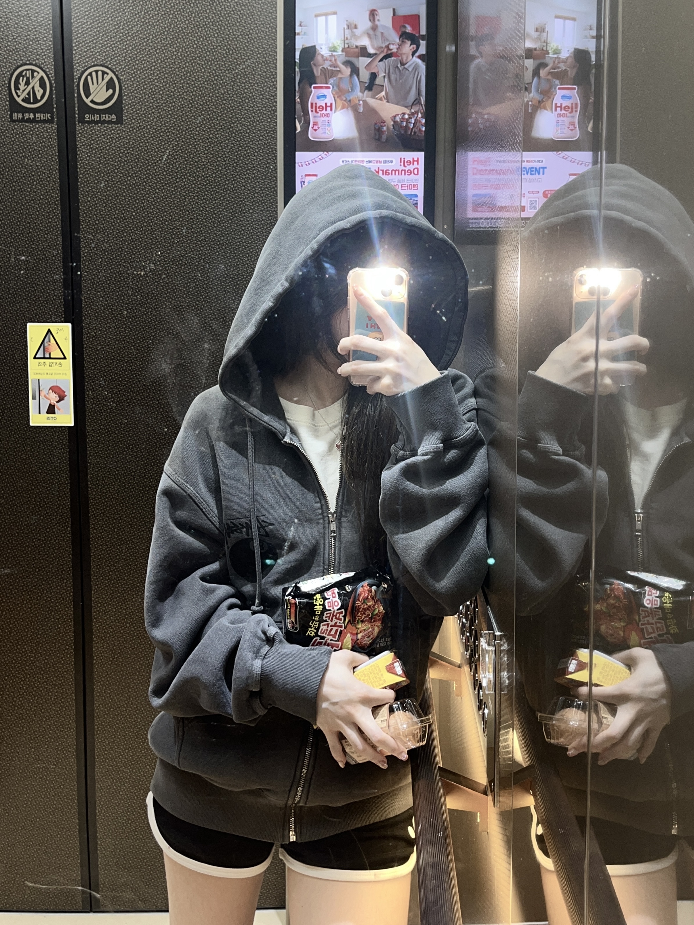 Stussy 8 Ball Pigment Dyed Zip Hoodie Black 착용 스타일