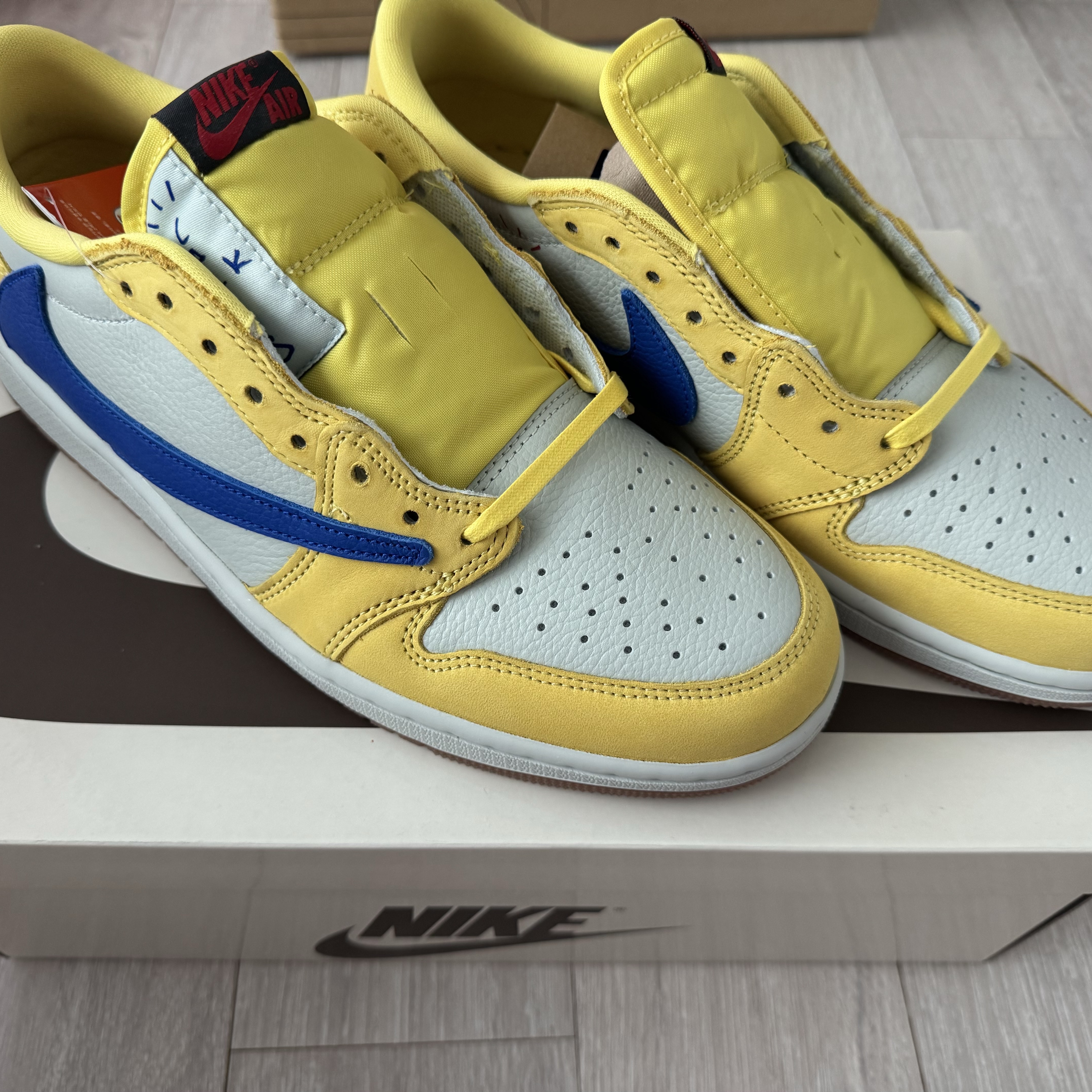 (W) Jordan 1 x Travis Scott Retro Low OG SP Canary 착용 스타일 - 3