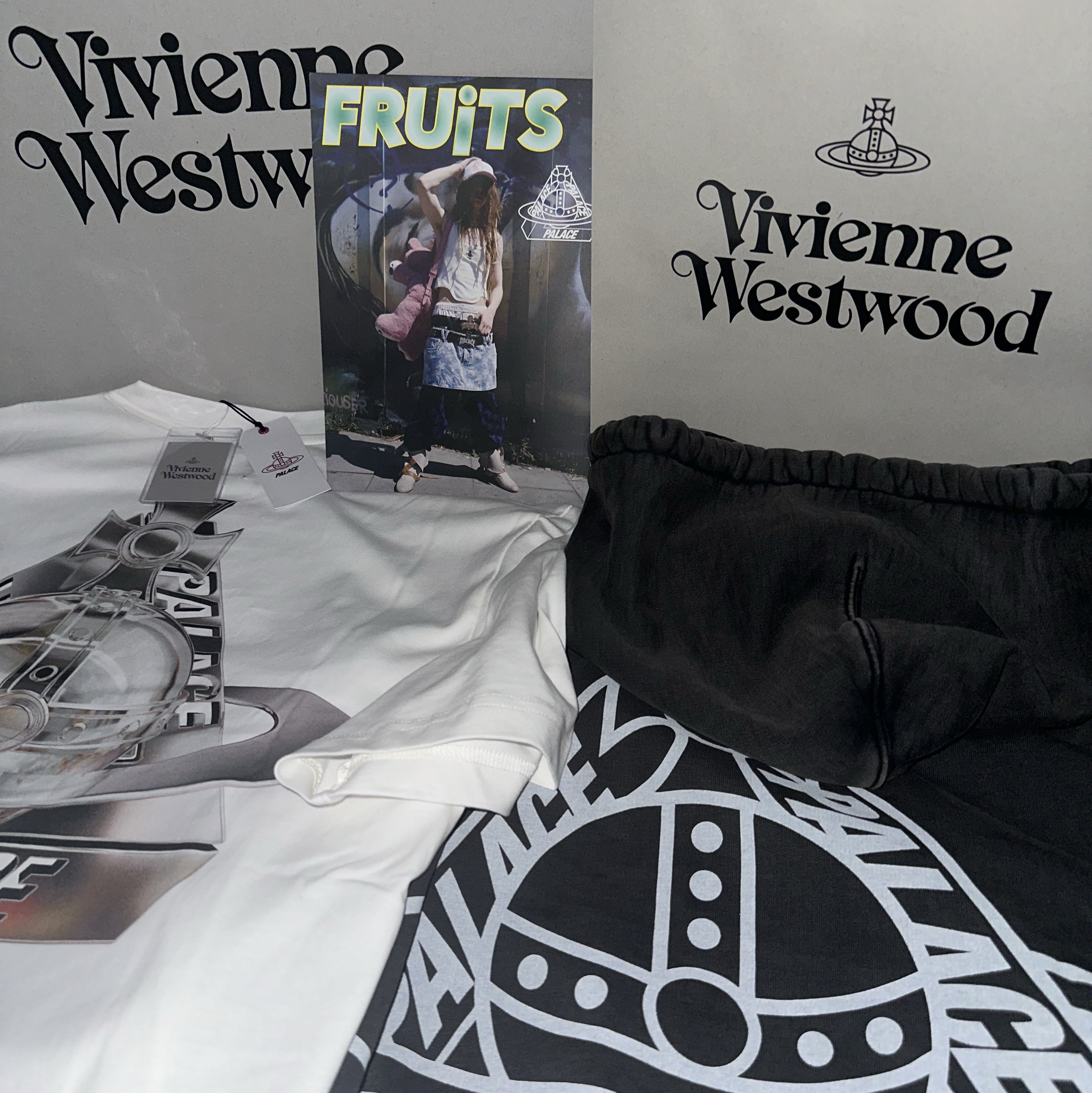 Palace x Vivienne Westwood Hood Black - 24FW, Palace x Vivienne Westwood T-Shirt White - 24FW 착용 스타일