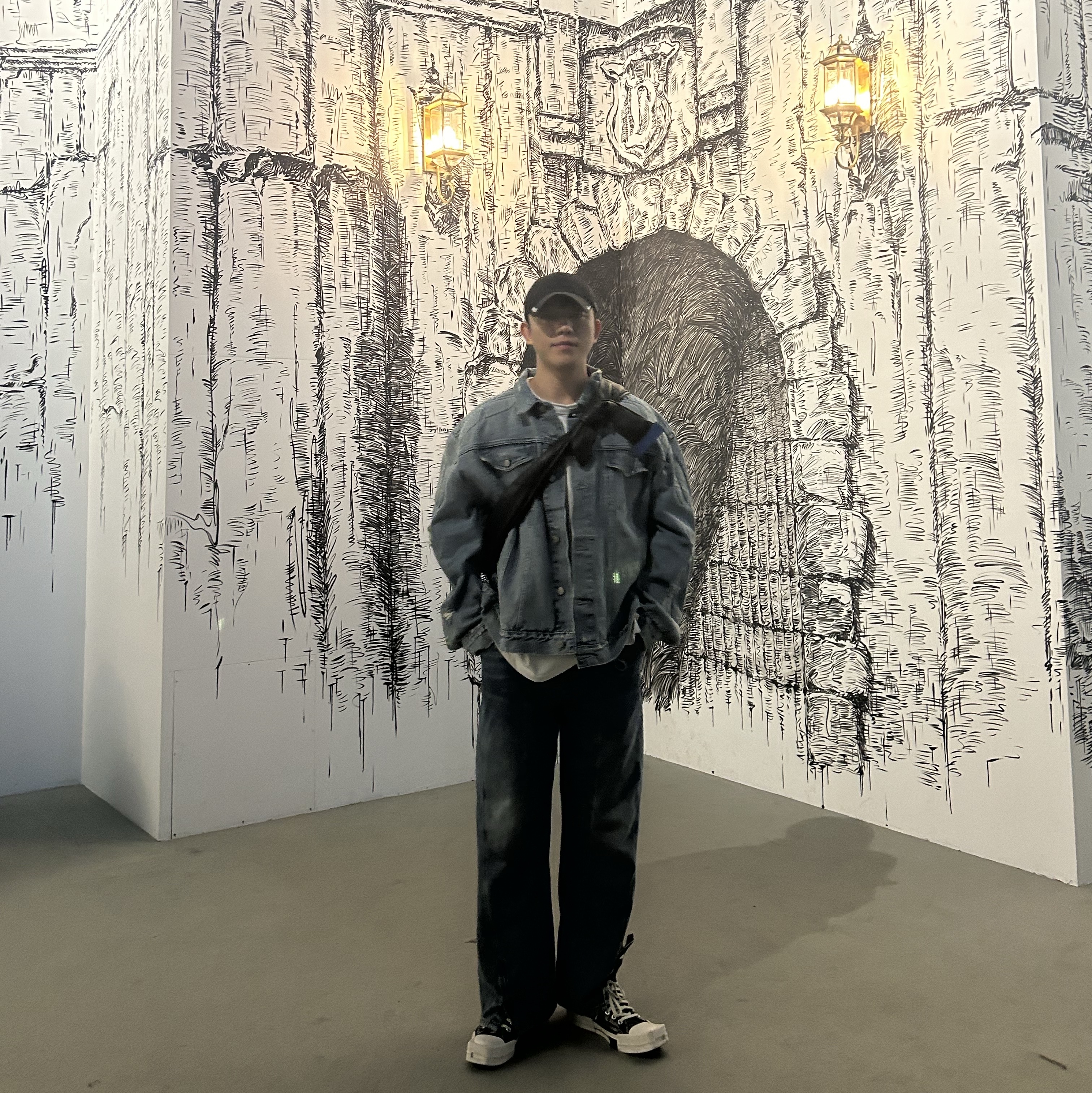 Yeezy Gap Engineered By Balenciaga Padded Denim Jacket Blue, Ader Error x Zara Leather Shoulder Bag with Knot Black 착용 스타일 - 3