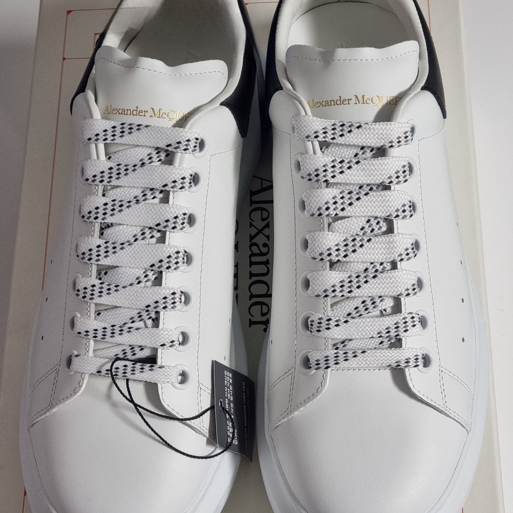 Alexander McQueen Oversized Sneakers White Black 착용 스타일