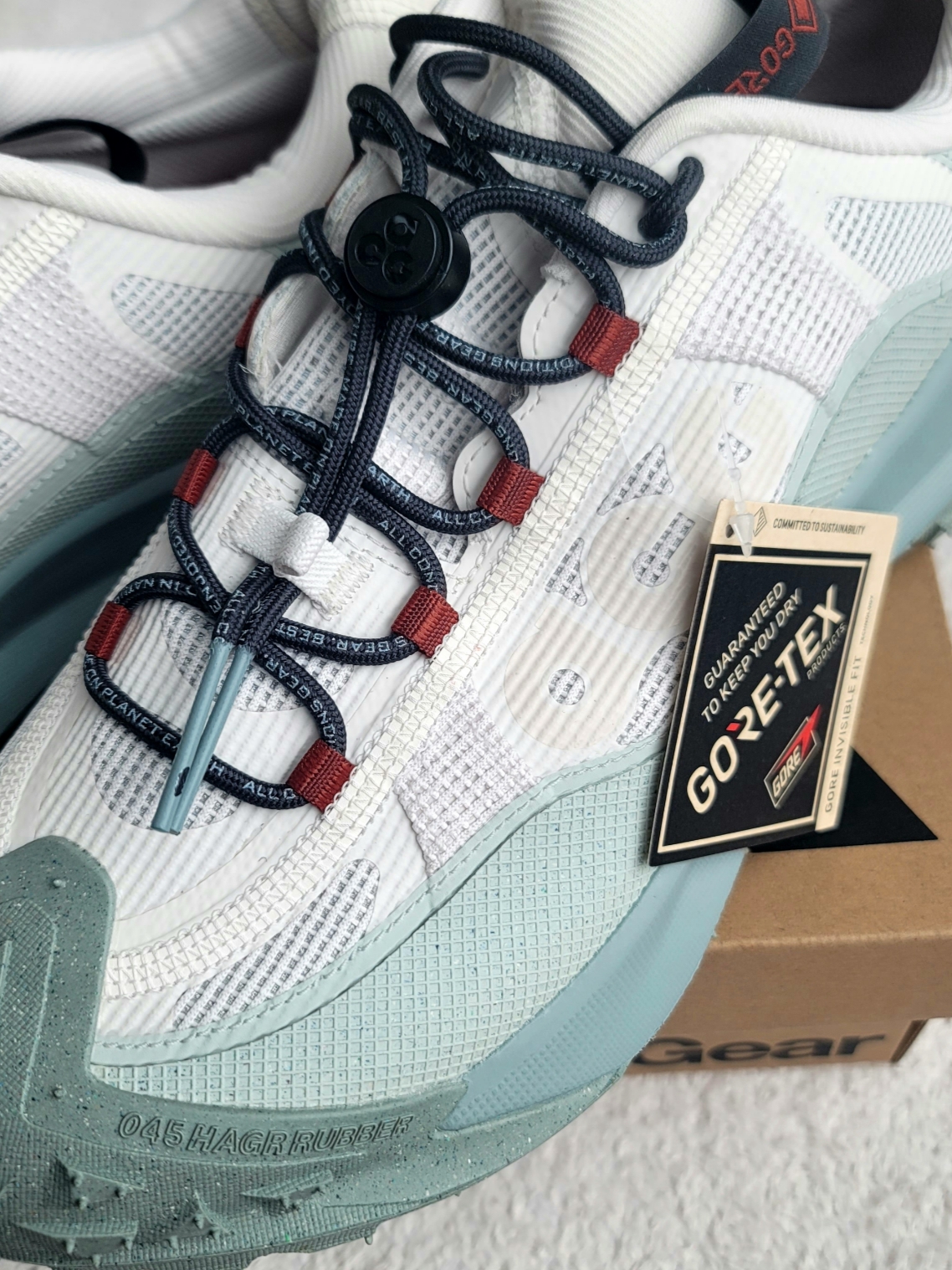 Nike ACG Mountain Fly 2 Low Gore-Tex Phantom Dark Smoke Grey 착용 스타일 - 2