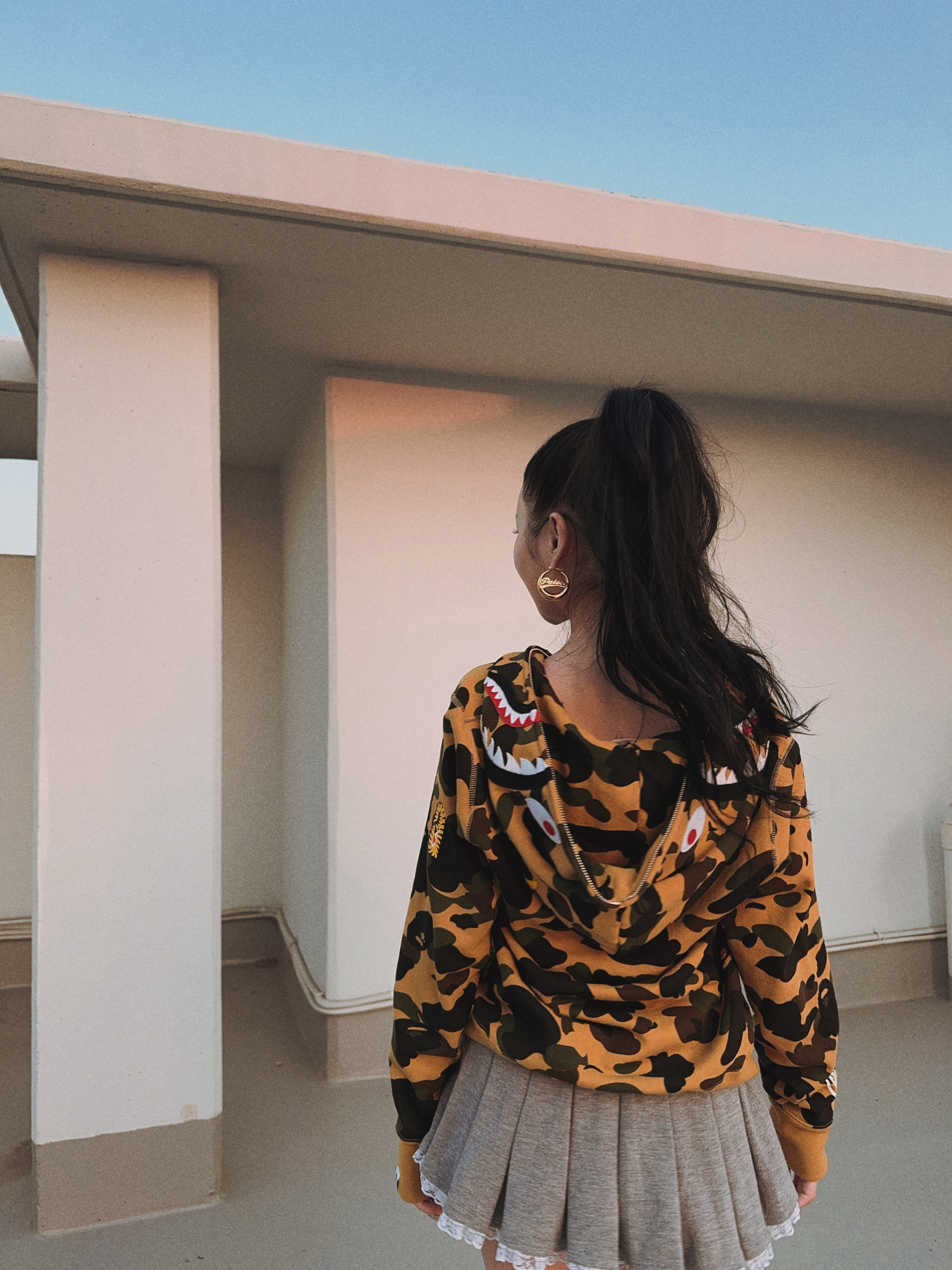 Palace Script Hoop Earrings Gold Plated - 24FW, BAPE 1st Camo Shark Full Zip Hoodie Yellow 착용 스타일 - 3