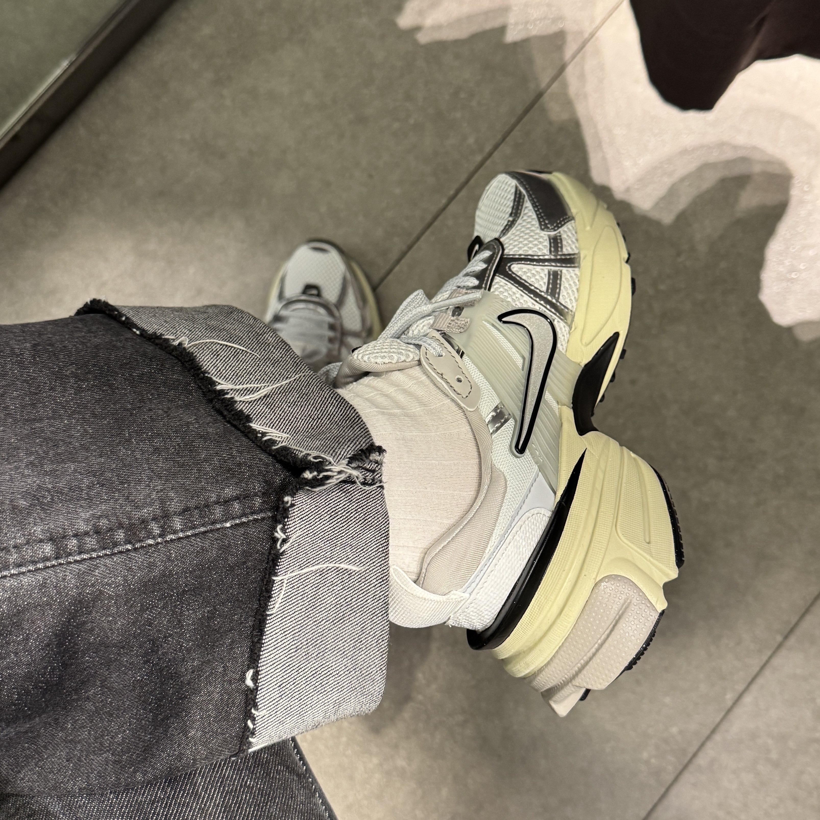 Nike V2K Run Summit White Metallic Silver 착용 스타일 - 2