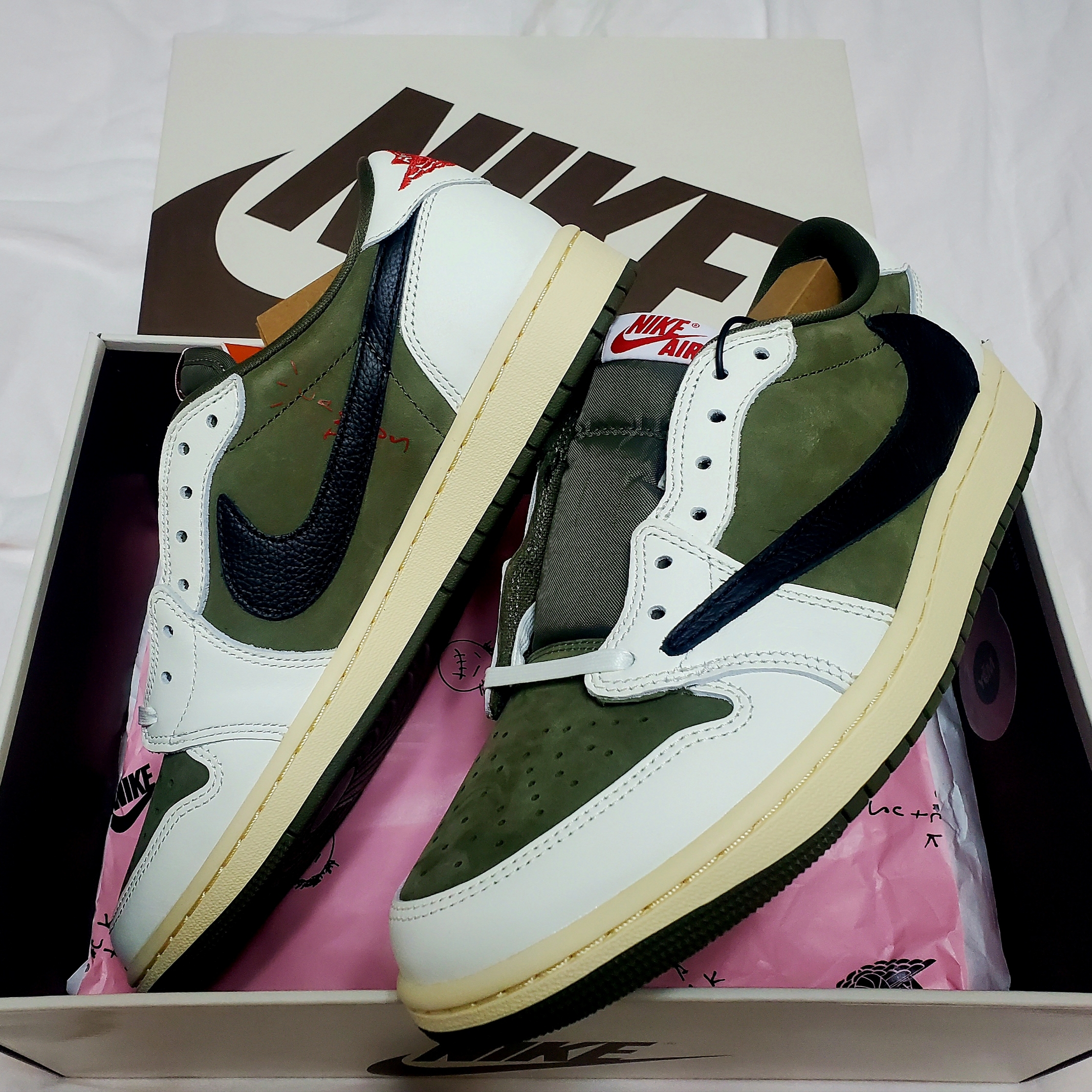 Jordan 1 x Travis Scott Retro Low OG SP Reverse Olive 착용 스타일