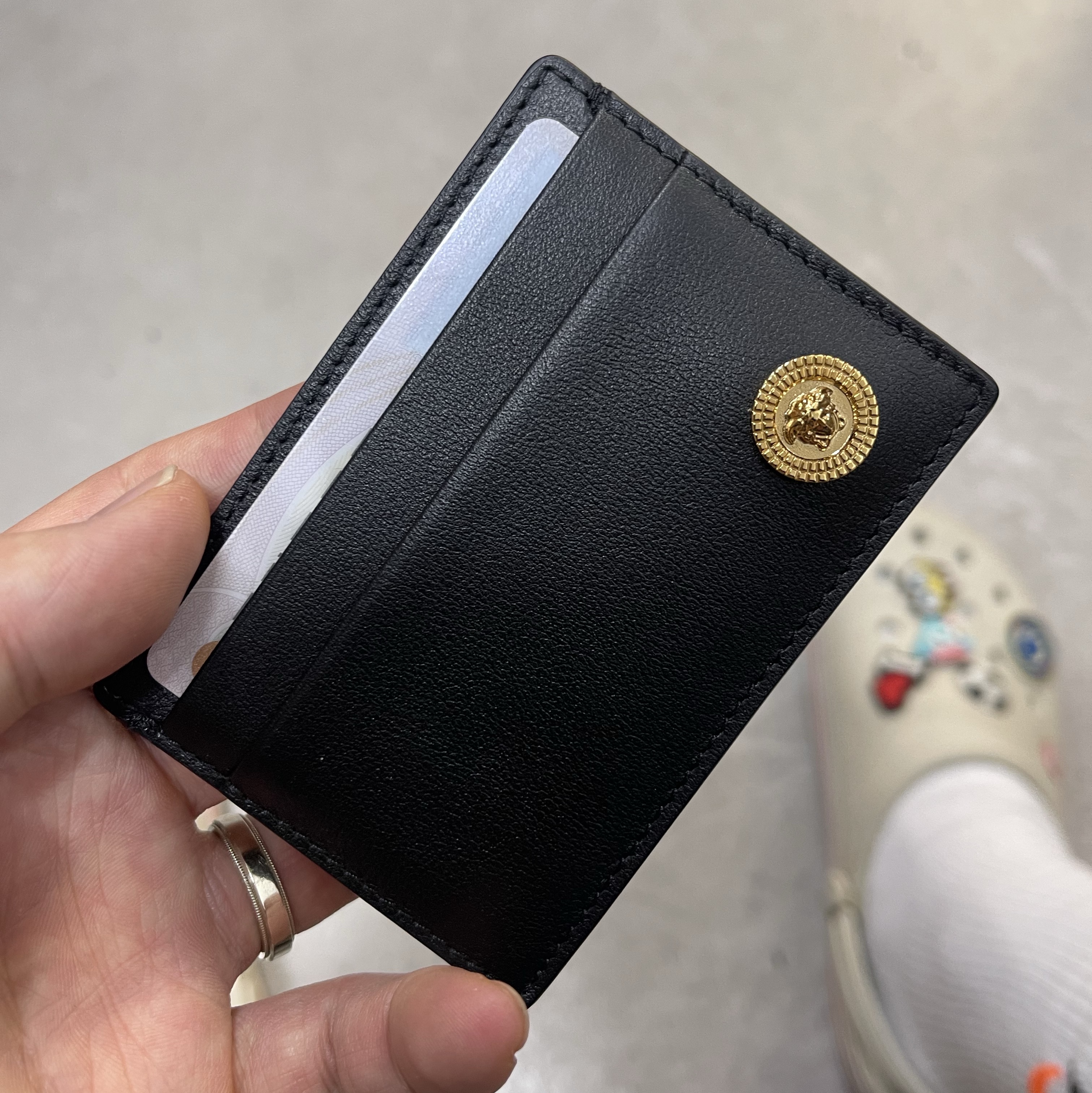 Versace Medusa Biggie Card Holder Black 착용 스타일