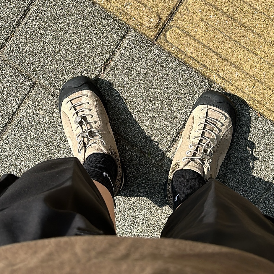 (W) Keen x Hiking Patrol Jasper Rocks SP Sneakers Cuban Beige 착용 스타일