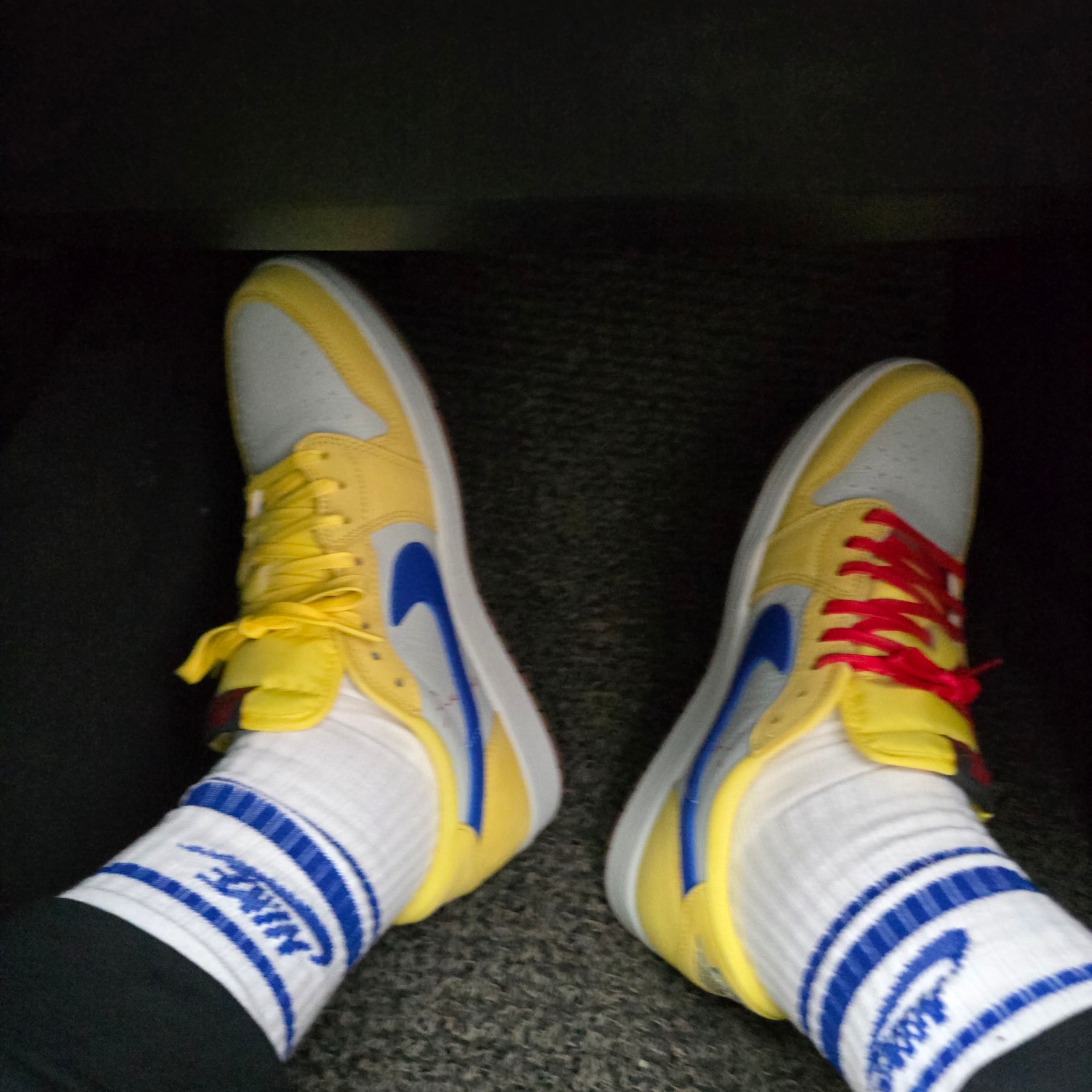 (W) Jordan 1 x Travis Scott Retro Low OG SP Canary 착용 스타일 - 2