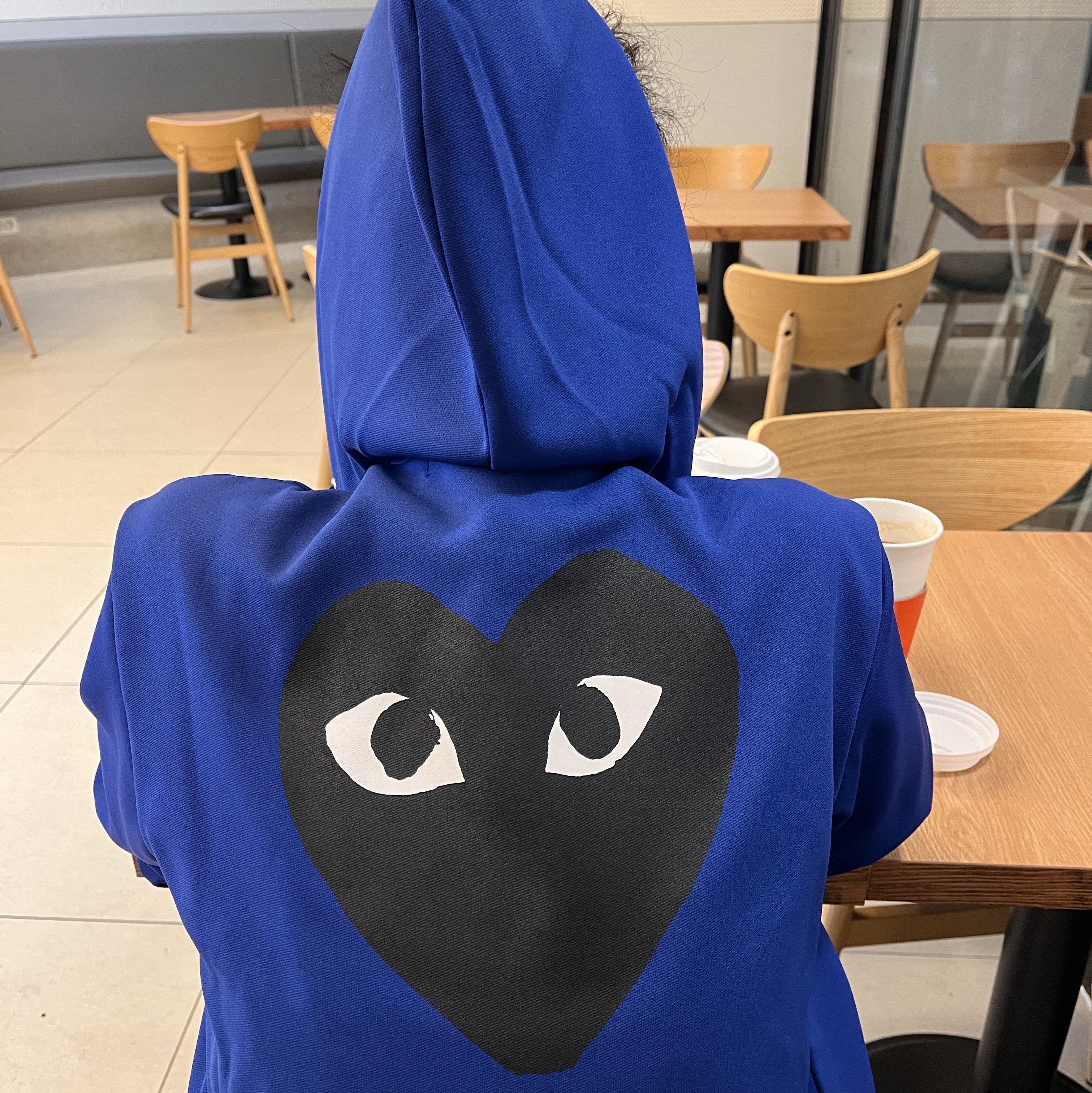 Play Comme des Garcons Big Black Heart Print Zip Hooded Sweatshirt Navy 착용 스타일