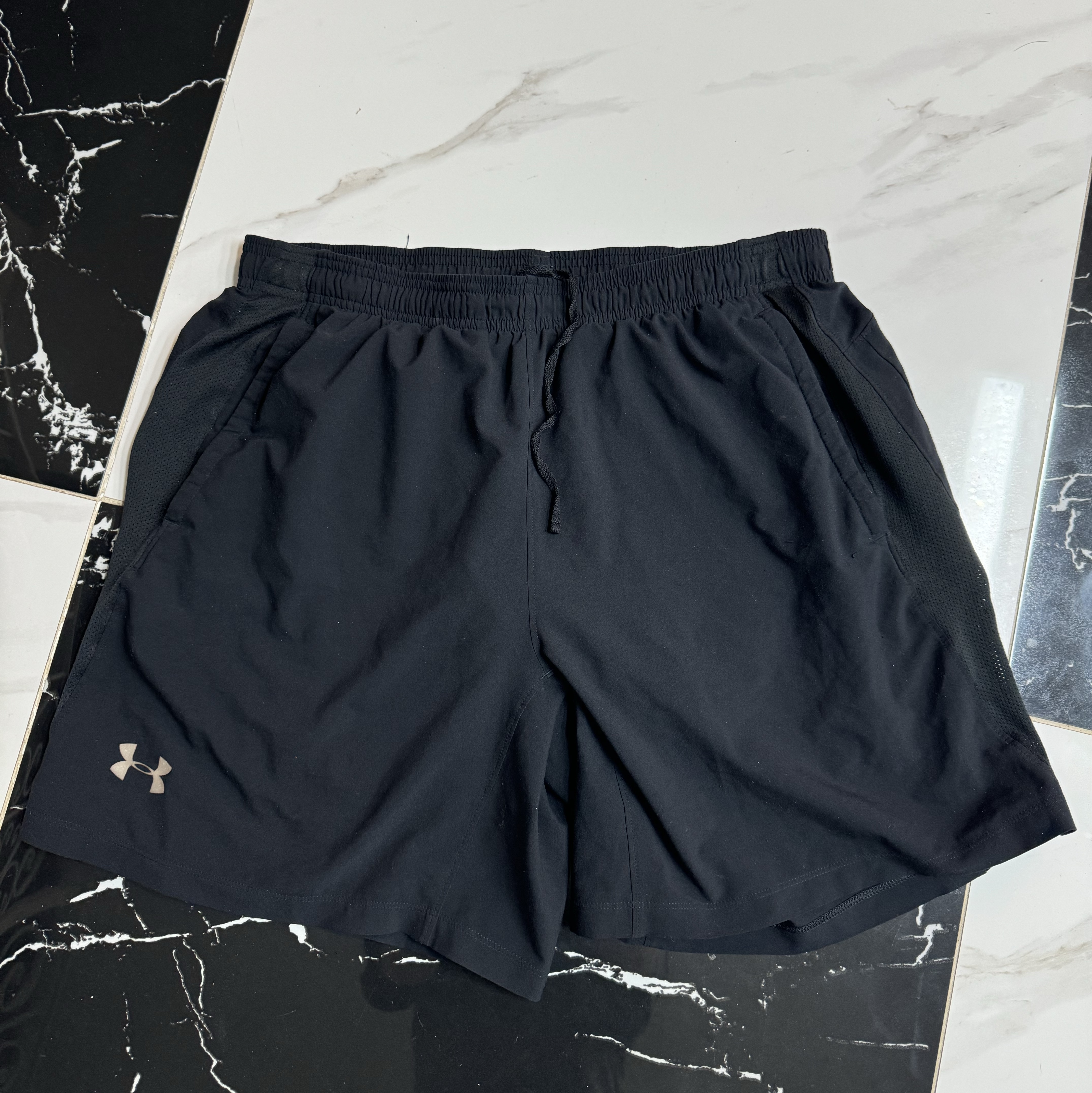 Under Armour Launch Unlined 7 Inch Shorts Black Reflective 착용 스타일