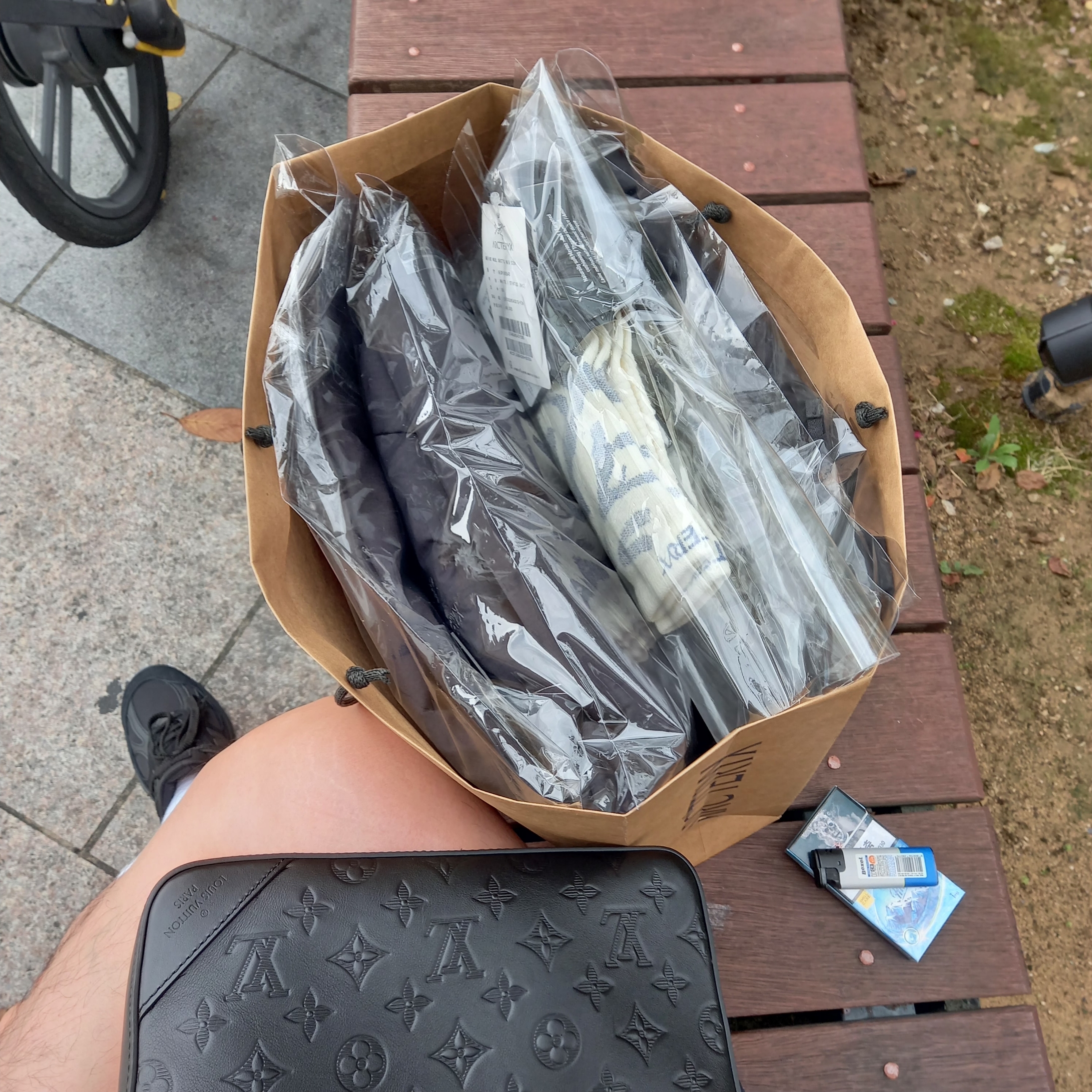 Louis Vuitton Duo Messenger Bag Black, New Balance x Stone Island 991v2 Made in UK Black 착용 스타일 - 1