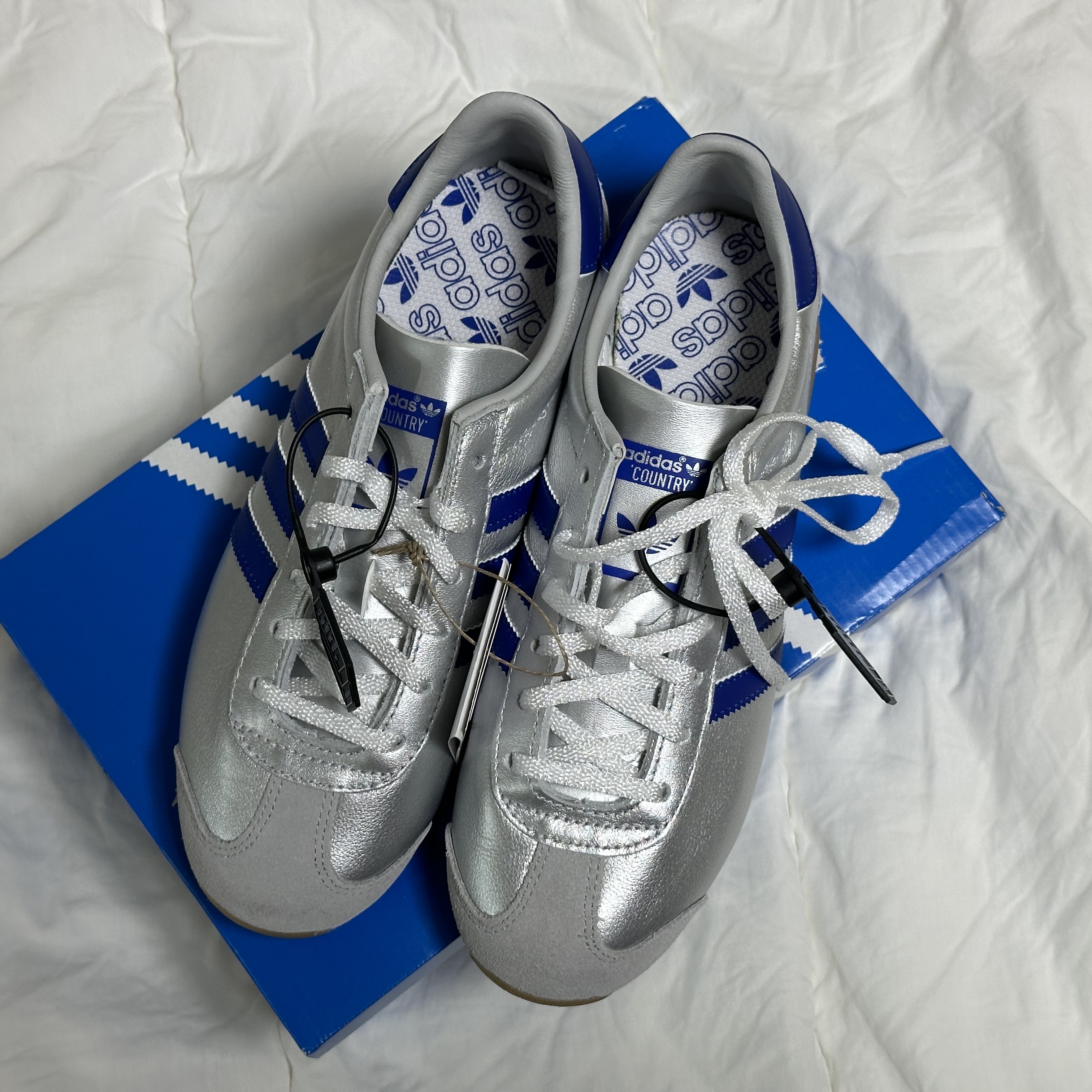 Adidas Country OG Matte Silver Bright Blue 착용 스타일