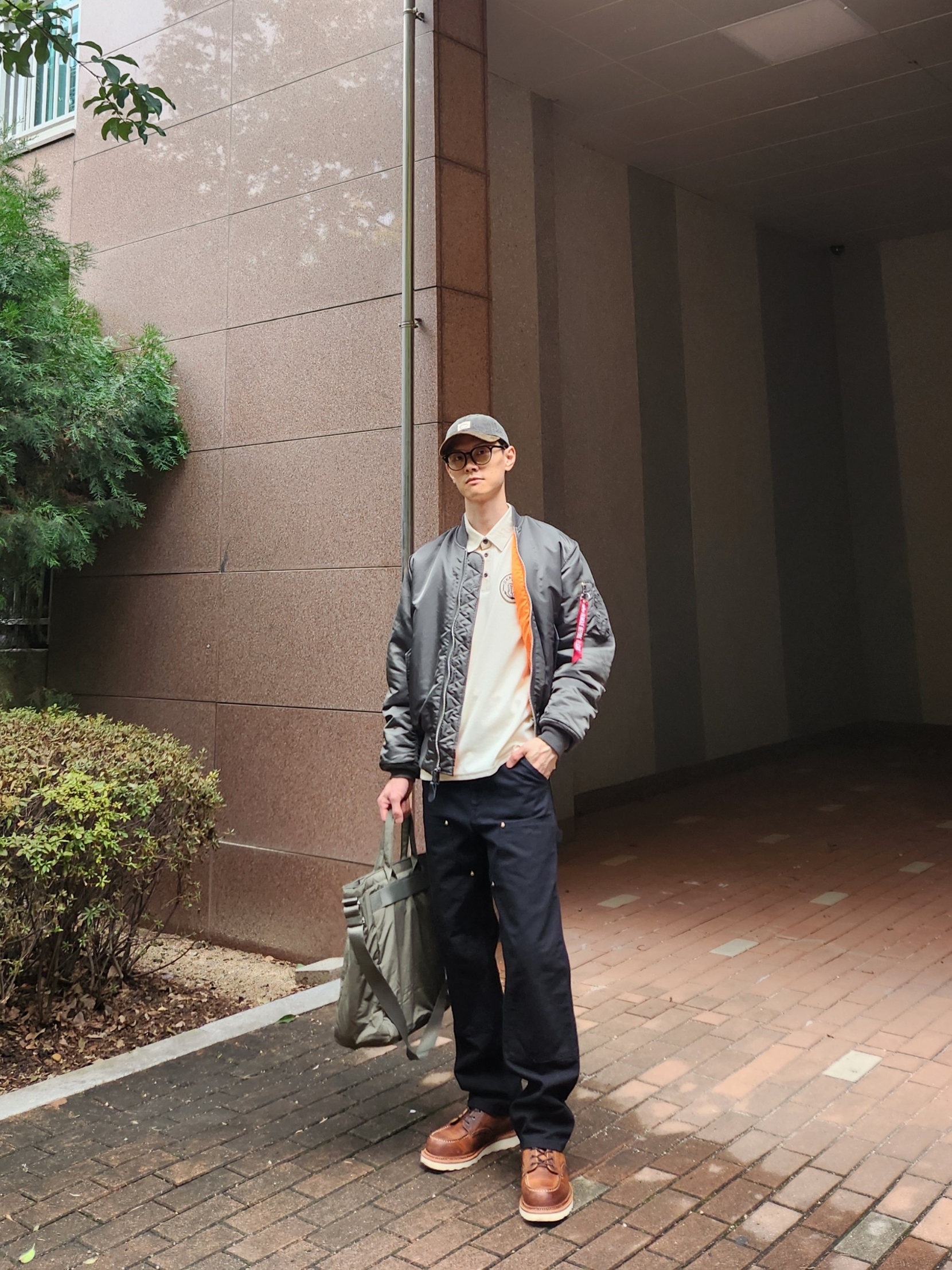 Uniqlo 2-Way Utility Bag Olive, ALPHA INDUSTRIES MA-1 Flight Jacket Sage 착용 스타일 - 2