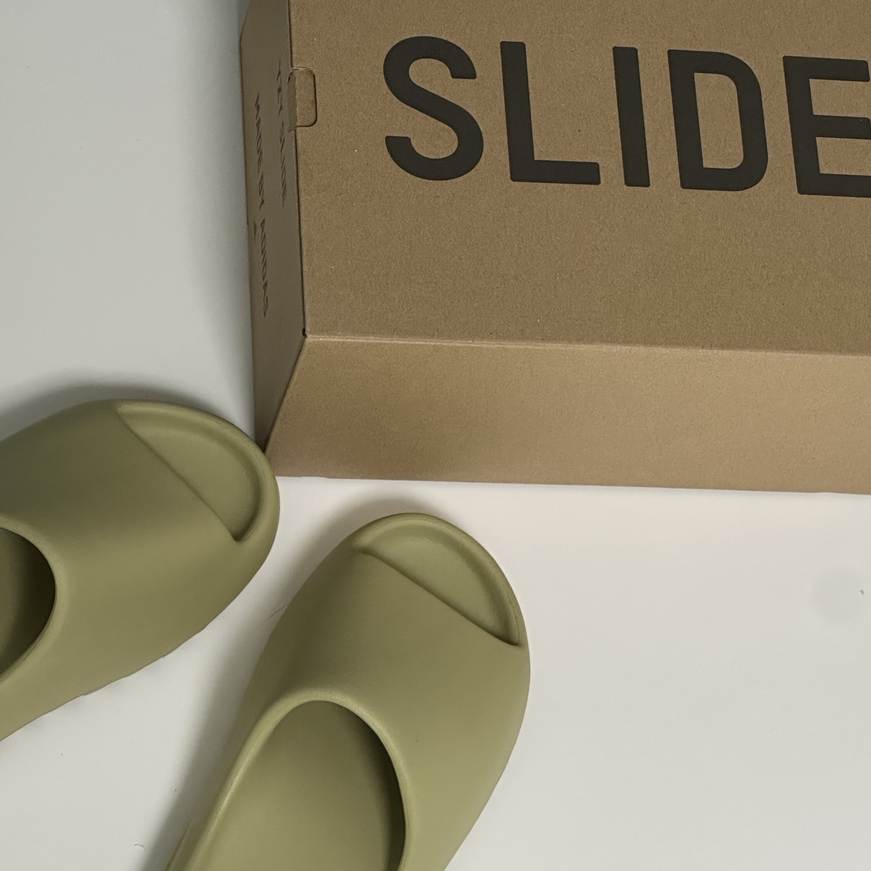 Adidas Yeezy Slide Resin 2022 착용 스타일