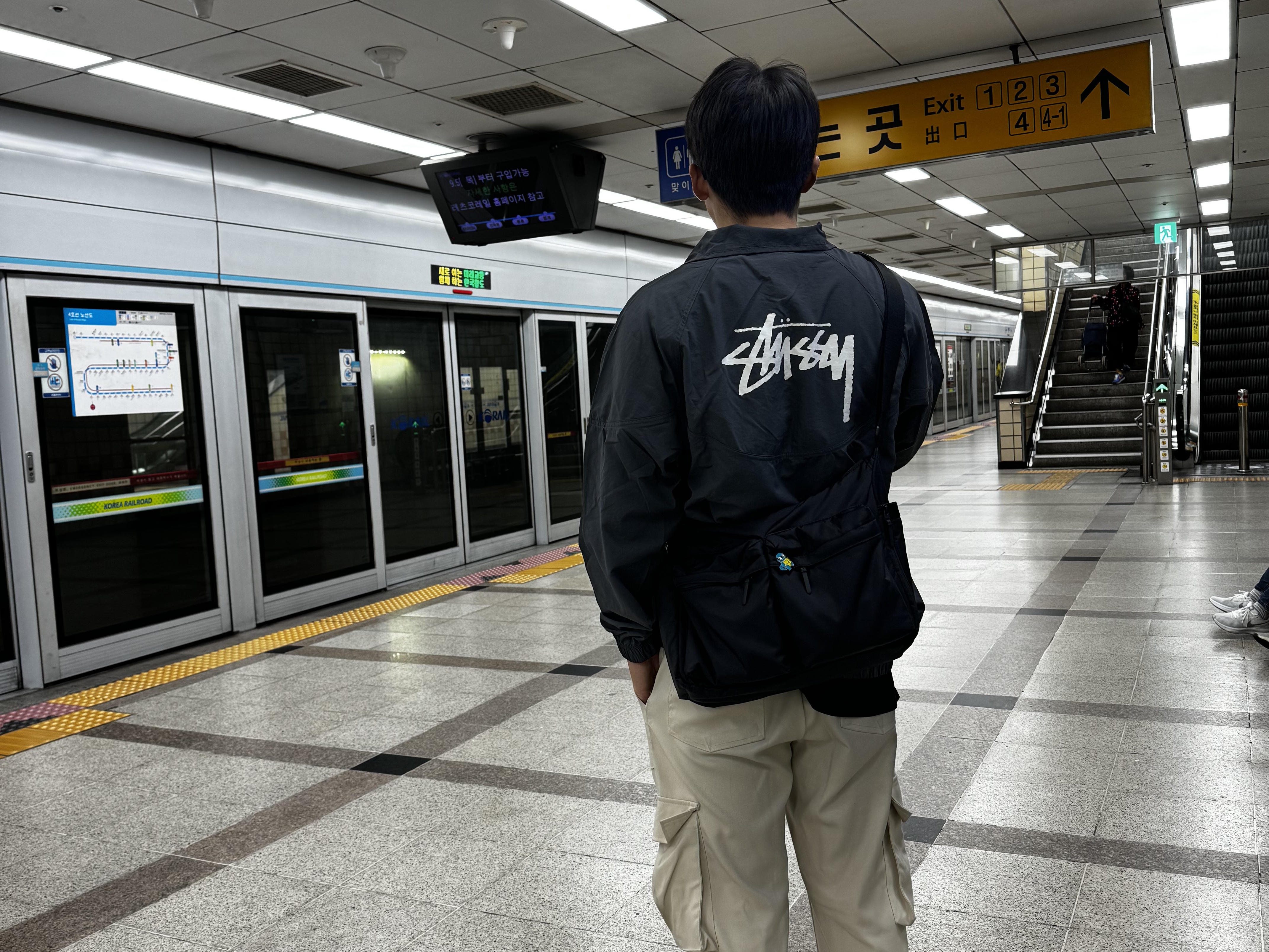 Nike x Stussy Windrunner Jacket Off Noir 착용 스타일