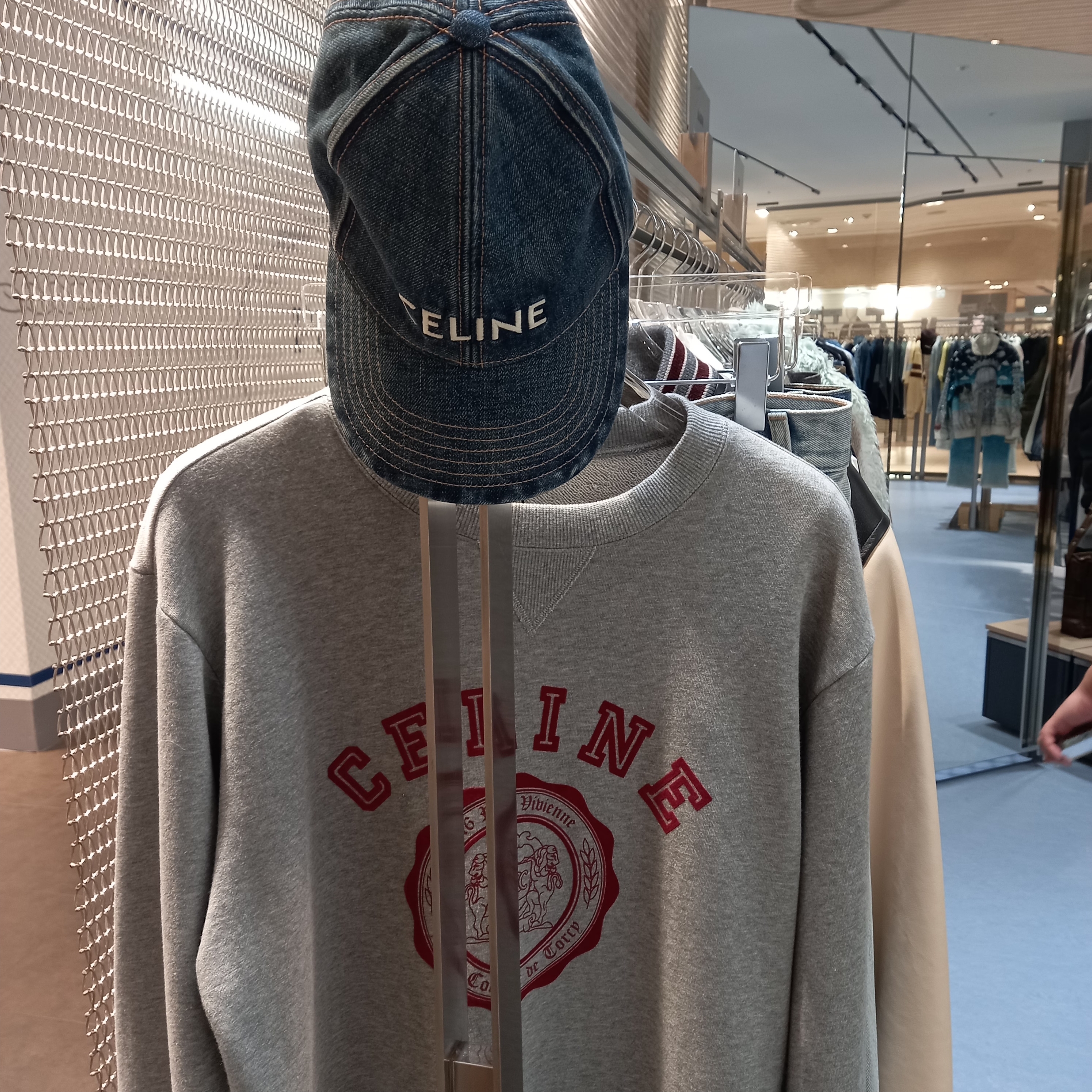 Celine Baseball Cap in Union Wash Trail Wash, Hoka Bondi 8 TS Caged Deep Umber 착용 스타일 - 1