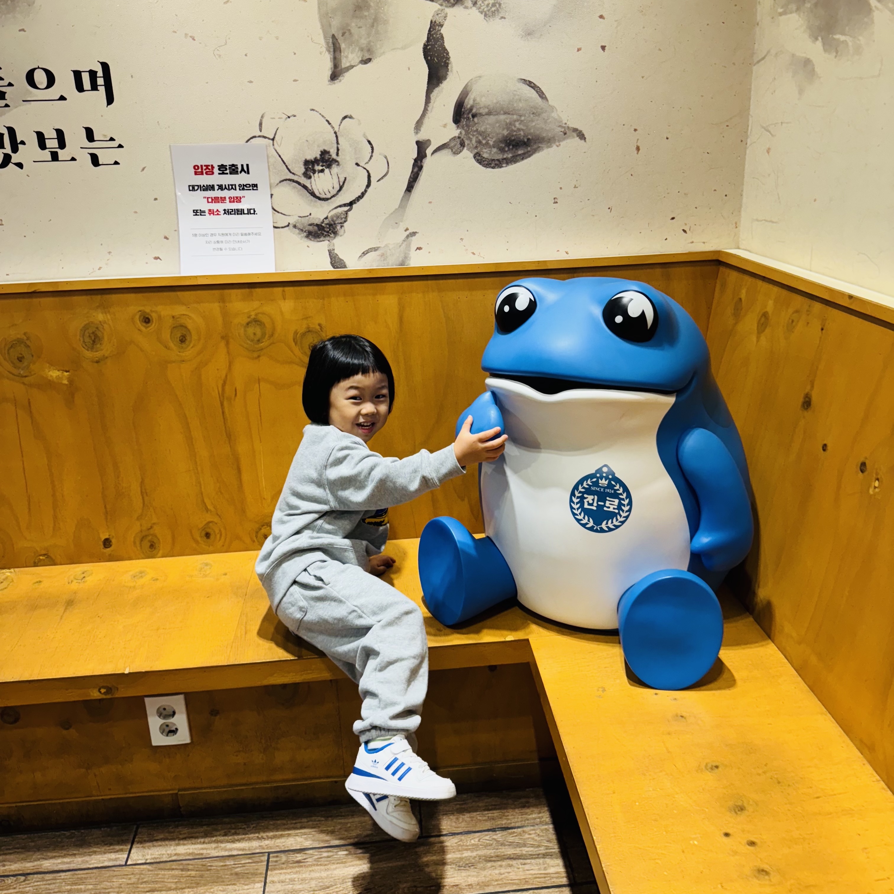 (Kids) Uniqlo UT x Kaws x Warhol Sweatshirt A Gray, (Kids) Uniqlo UT x Kaws x Warhol Sweatpants A Gray 착용 스타일 - 2