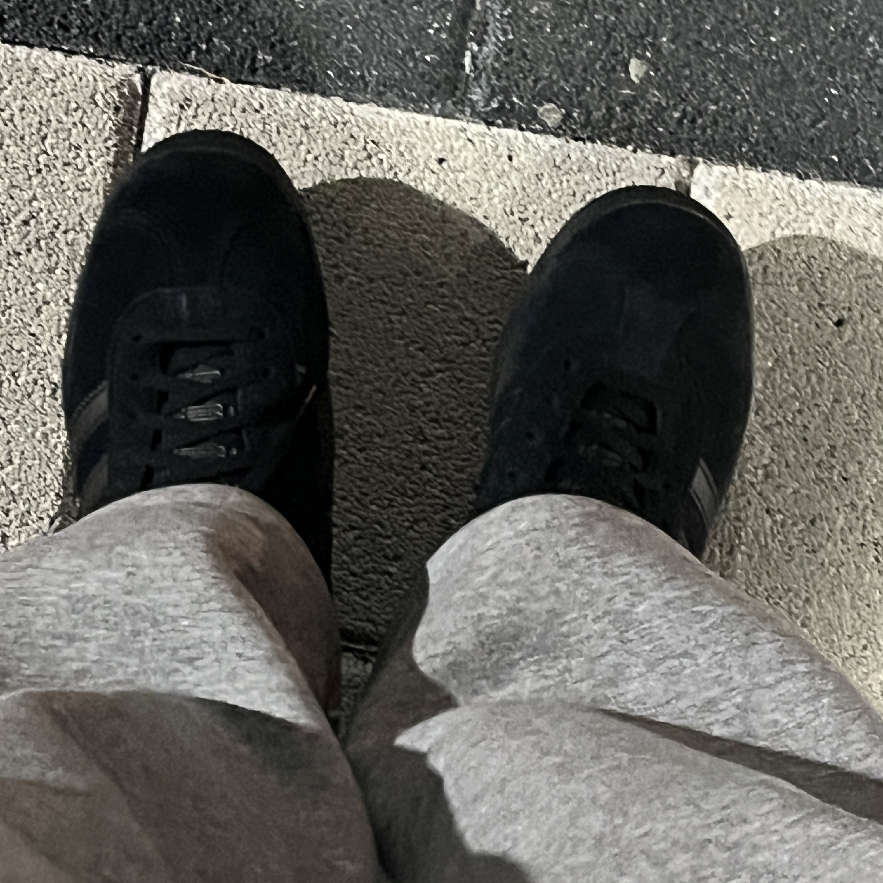 Adidas Gazelle Triple Black 착용 스타일