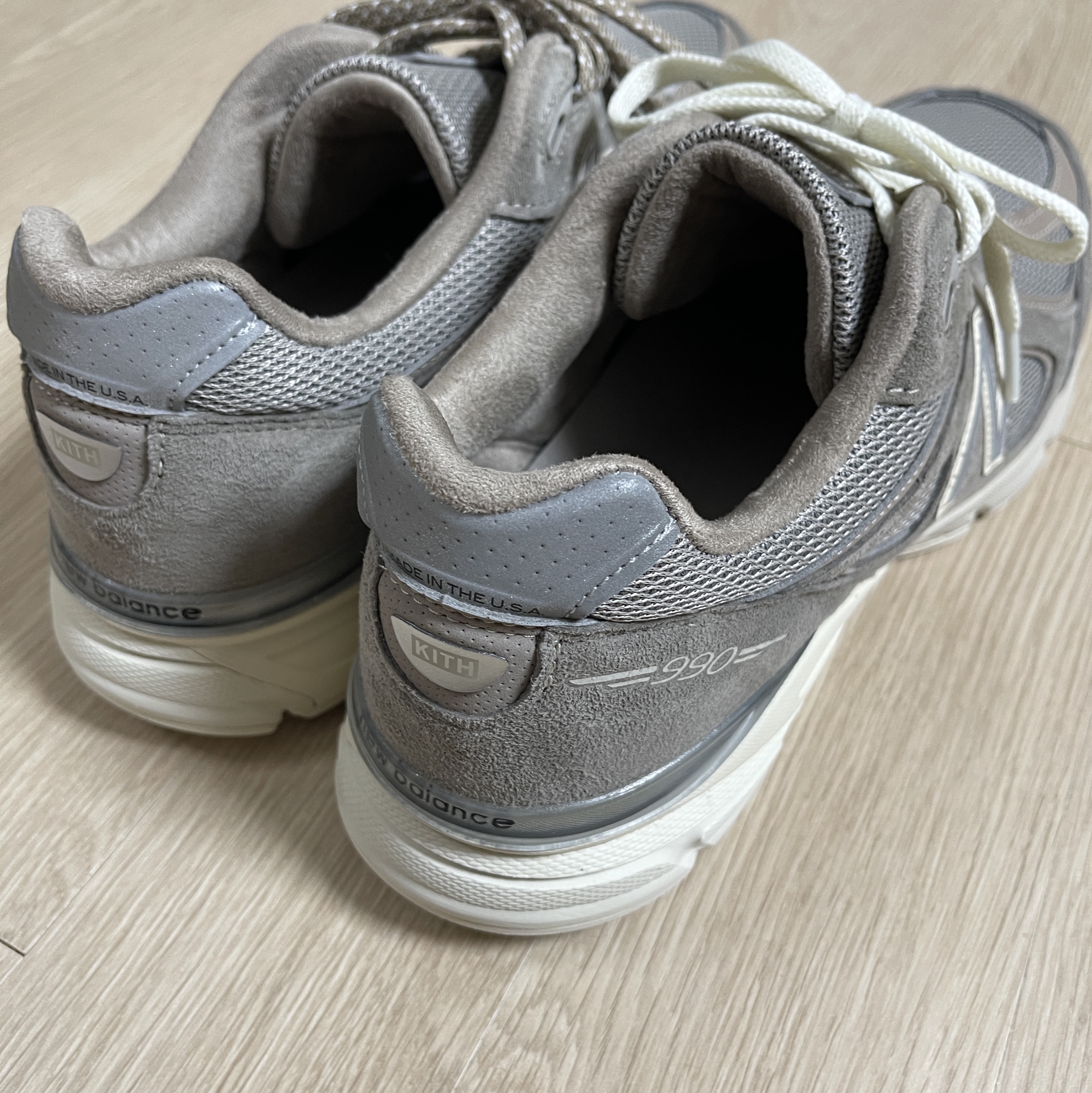 New Balance x Kith 101 990v4 Made in USA Moonrock 착용 스타일 - 4