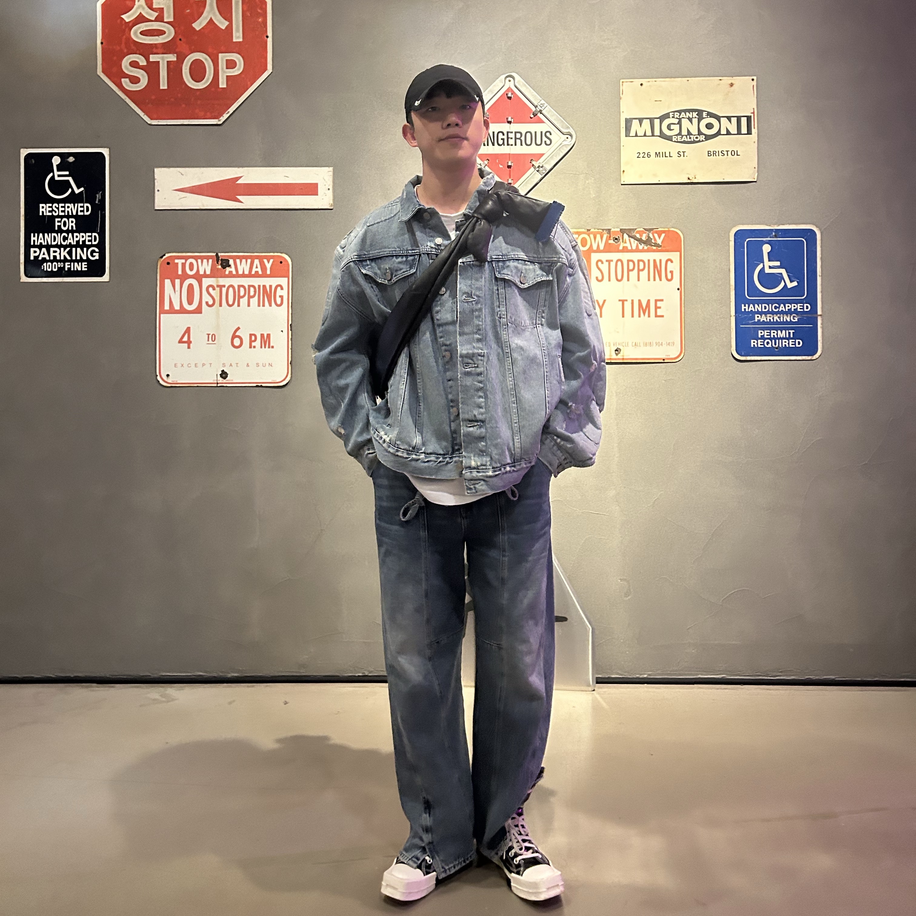 Yeezy Gap Engineered By Balenciaga Padded Denim Jacket Blue, Ader Error x Zara Leather Shoulder Bag with Knot Black 착용 스타일 - 1