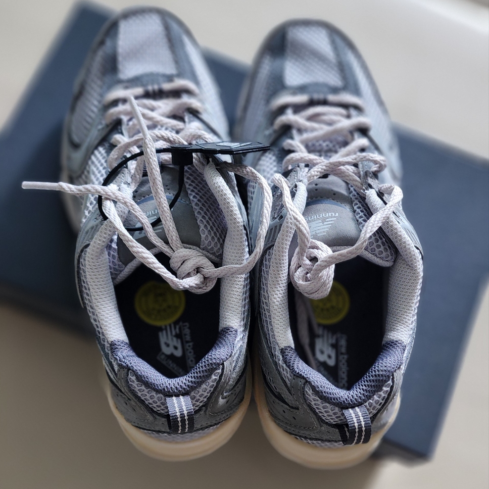 New Balance 530 Premium Vintage Grey Matter 착용 스타일 - 2