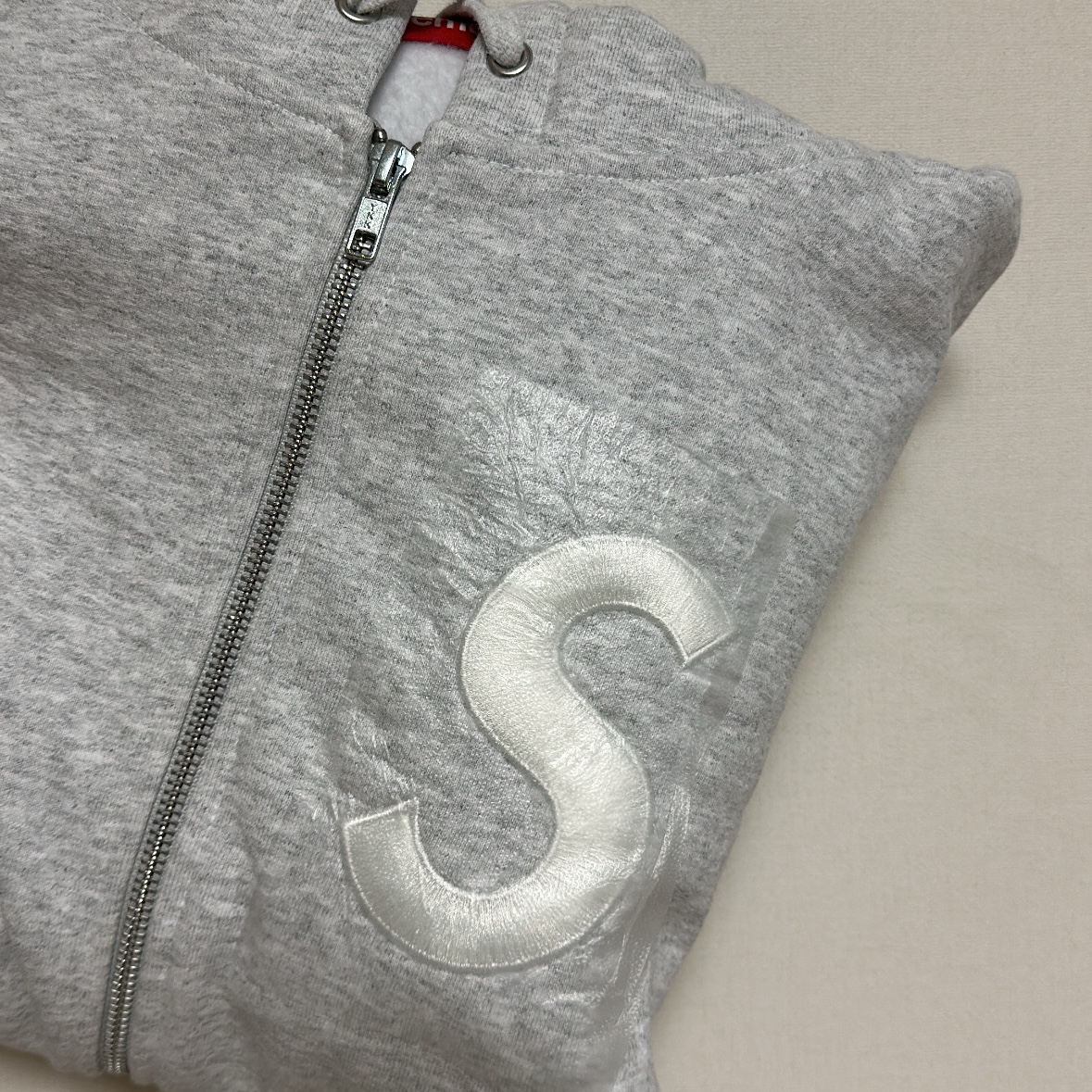 Supreme S Logo Zip Up Hooded Sweatshirt Ash Grey - 24FW 착용 스타일