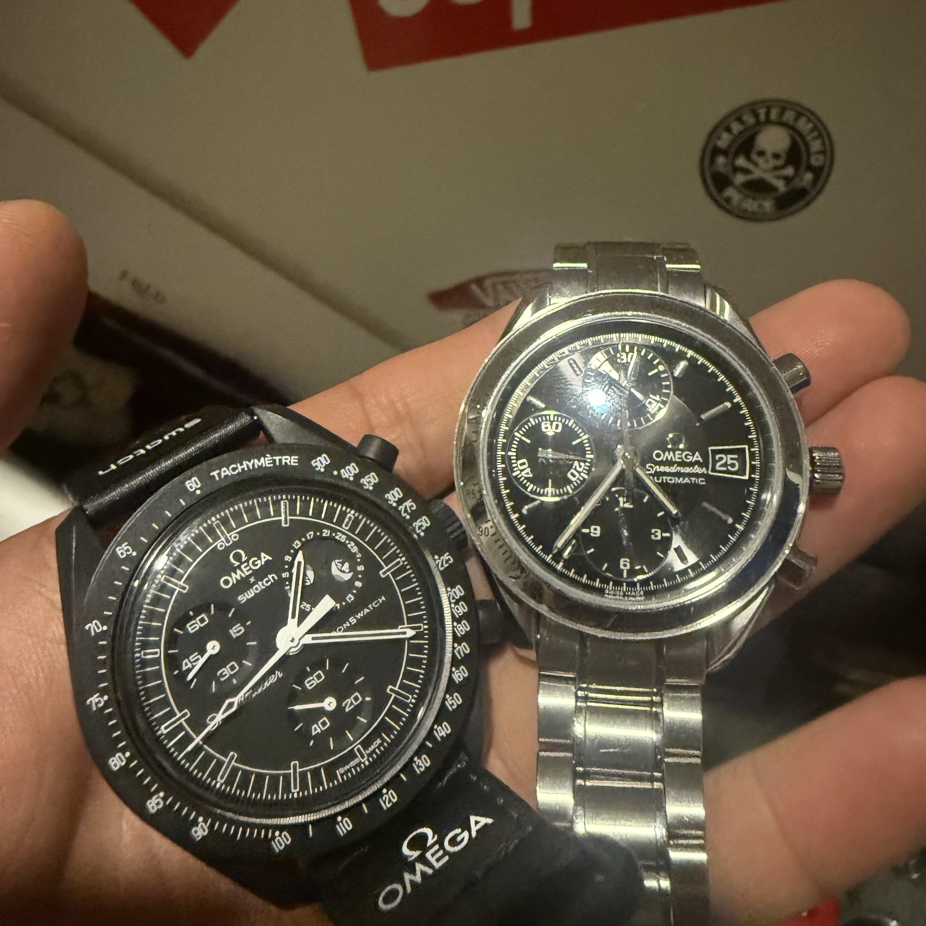 Swatch x Omega x Snoopy Bioceramic Moonswatch Mission To The Moonphase New Moon, Omega Speedmaster Moonwatch Professional Co Axial Master Chronometer Chronograph Steel Black (Transparent Caseback Ver.) 착용 스타일 - 1