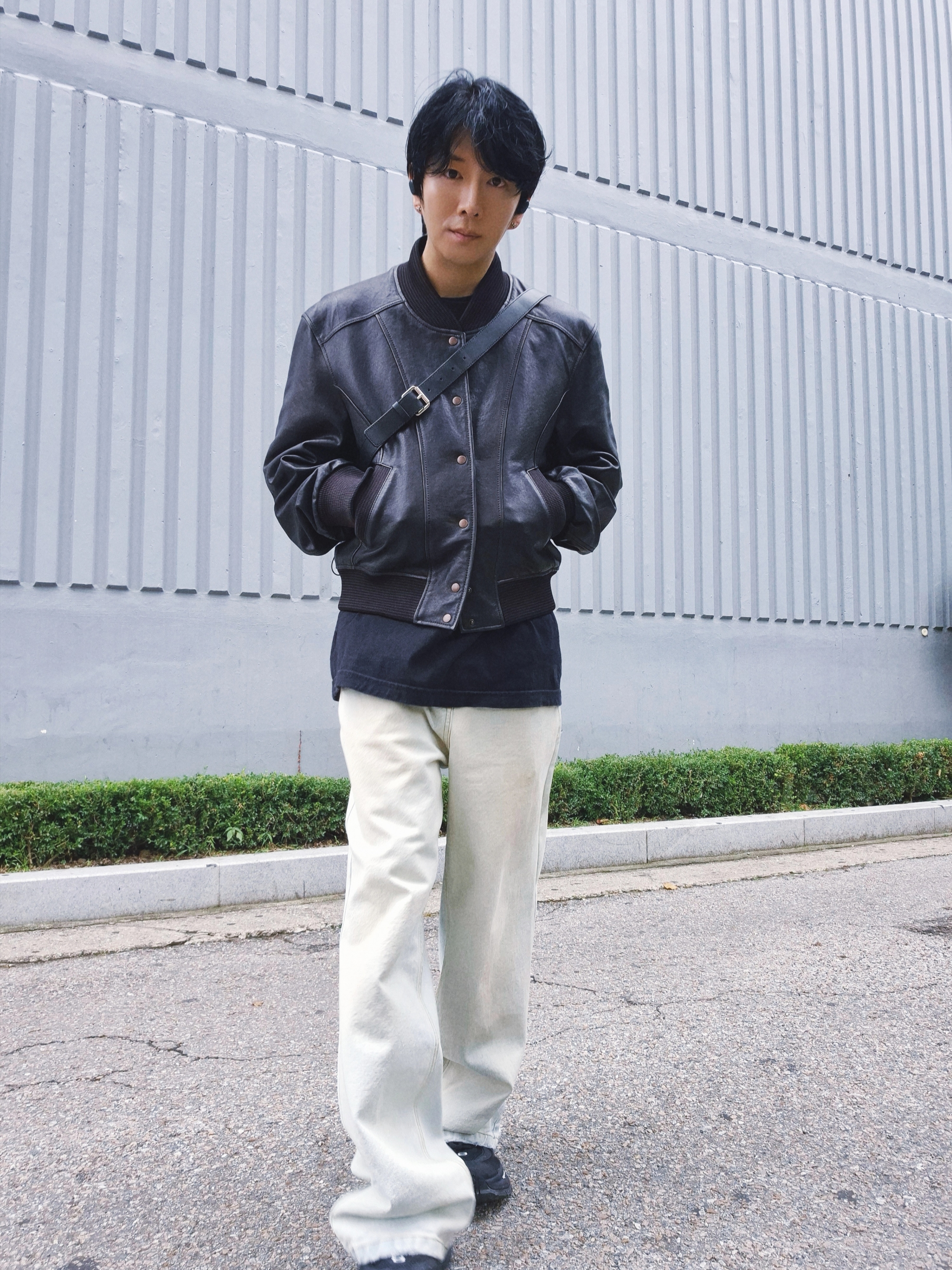 Valentino Leather VLTN Belt Bag Black, Chrome Hearts Scroll Logo T-Shirt Black - Tokyo Exclusive 착용 스타일 - 3