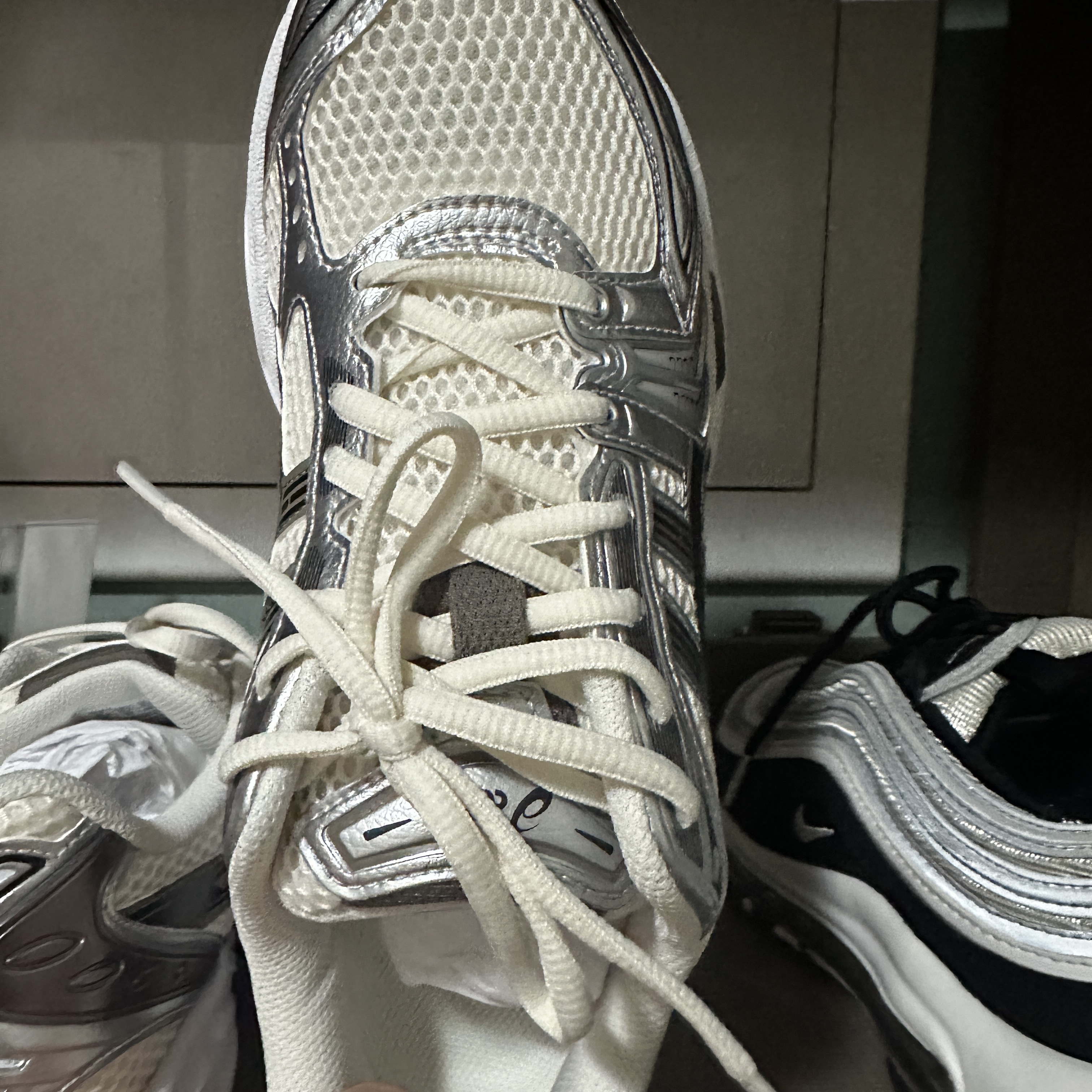 Asics Gel-Kayano 14 Cream Black 착용 스타일 - 1