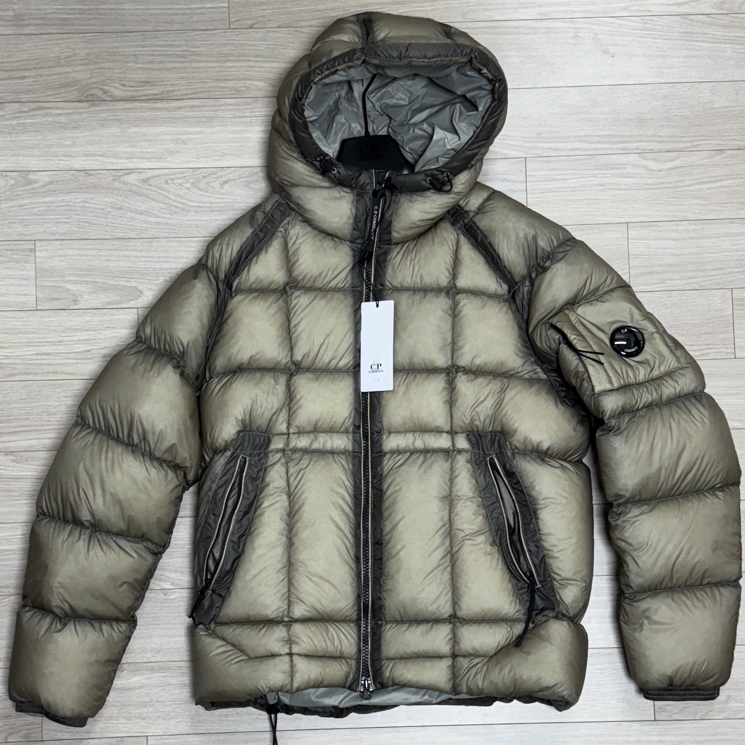 C.P. Company D.D. Shell Hooded Medium Down Jacket Vintage Khaki Beige - 24FW, C.P. Company D.D. Shell Hooded Medium Down Jacket Grape Leaf Green - 24FW 착용 스타일