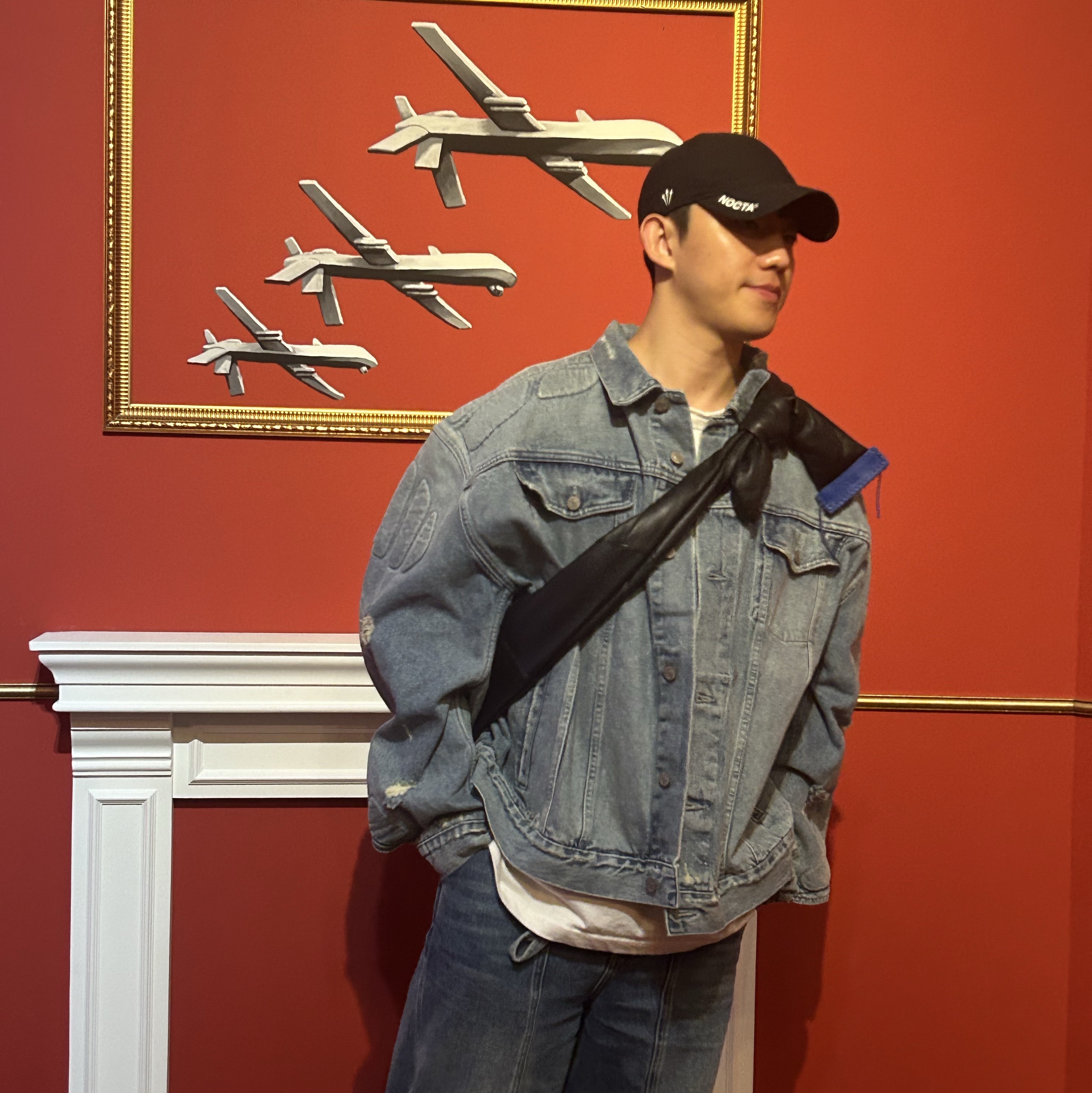 Yeezy Gap Engineered By Balenciaga Padded Denim Jacket Blue, Ader Error x Zara Leather Shoulder Bag with Knot Black 착용 스타일 - 4