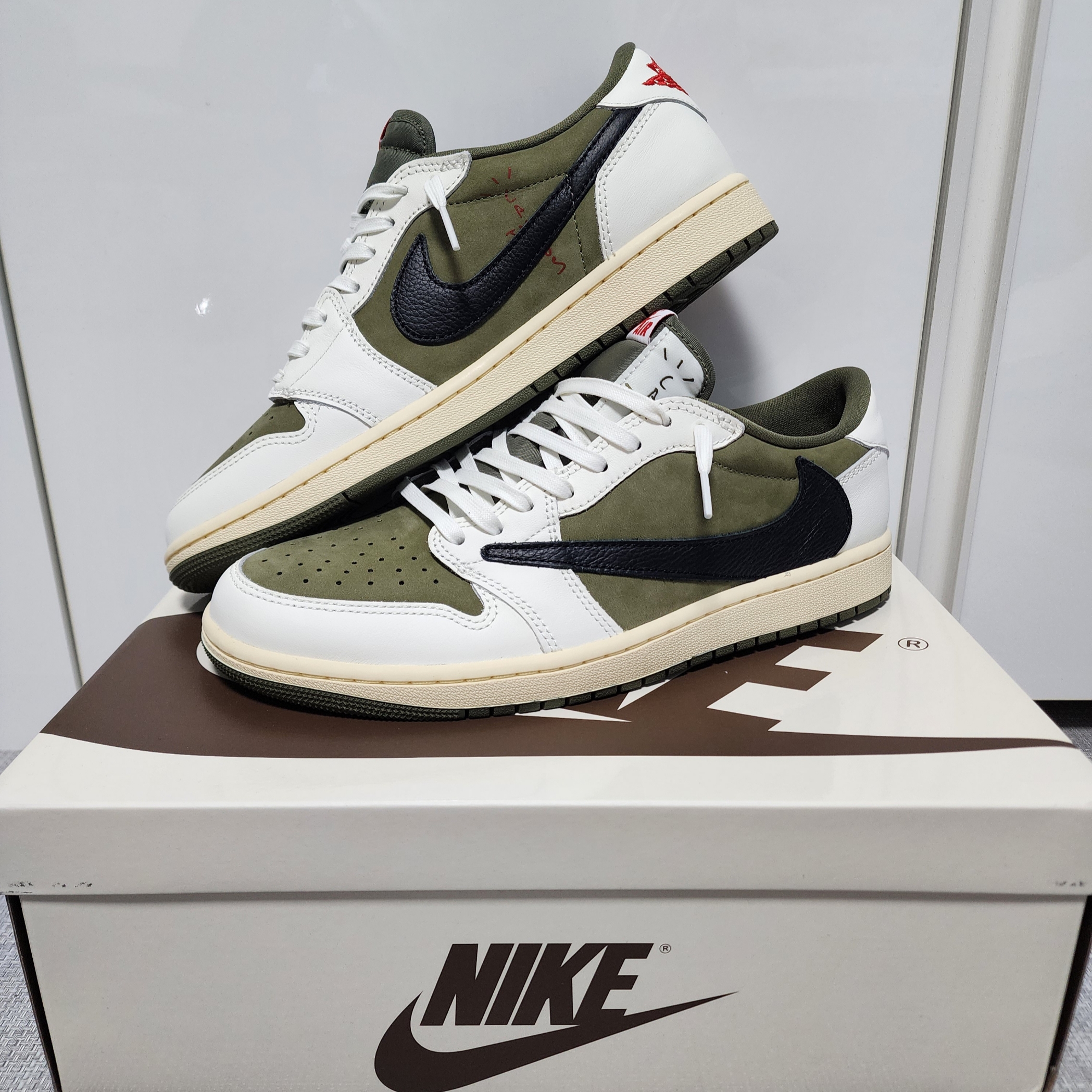 Jordan 1 x Travis Scott Retro Low OG SP Reverse Olive 착용 스타일