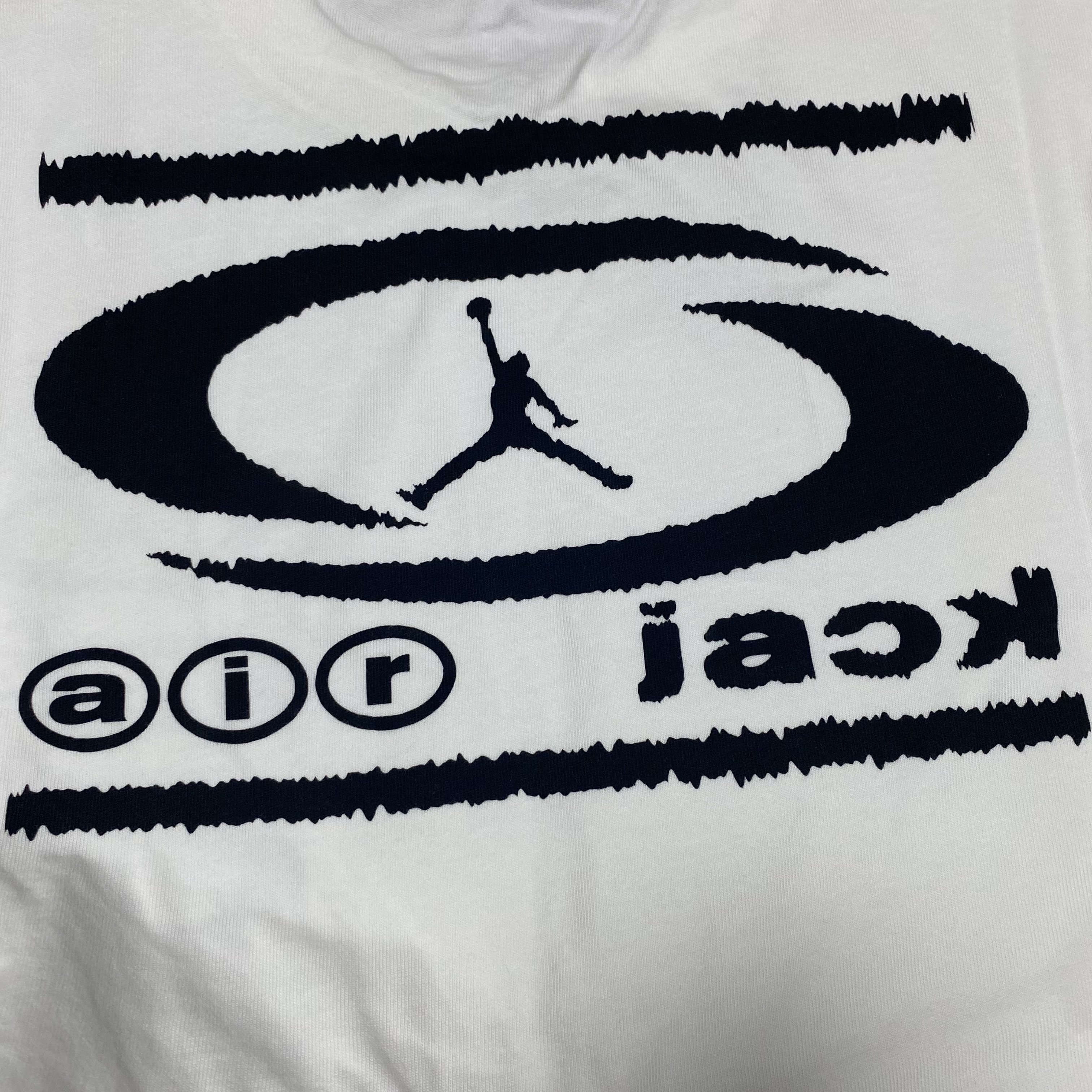 Jordan x Travis Scott T-Shirt Sail (DZ5514-133), Jordan x Travis Scott Cushioned Crew Socks Black 착용 스타일 - 2