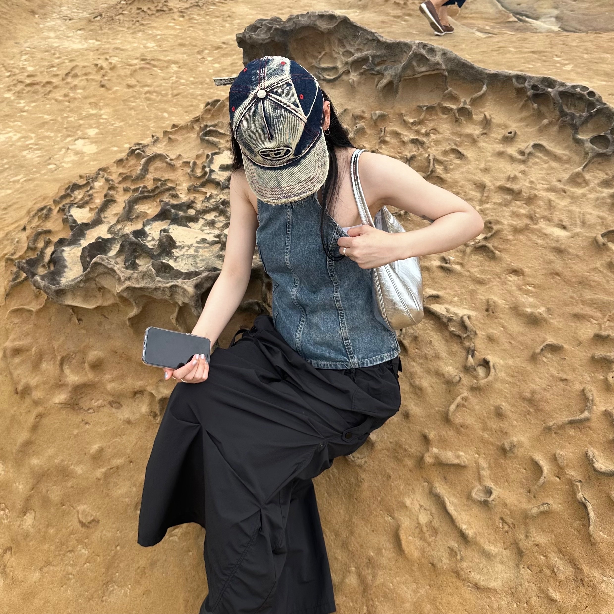 Diesel C-Seymon Treated Denim Baseball Cap Blue White, (W) Matin Kim Hybrid Shirring Maxi Skirt Black 착용 스타일 - 2