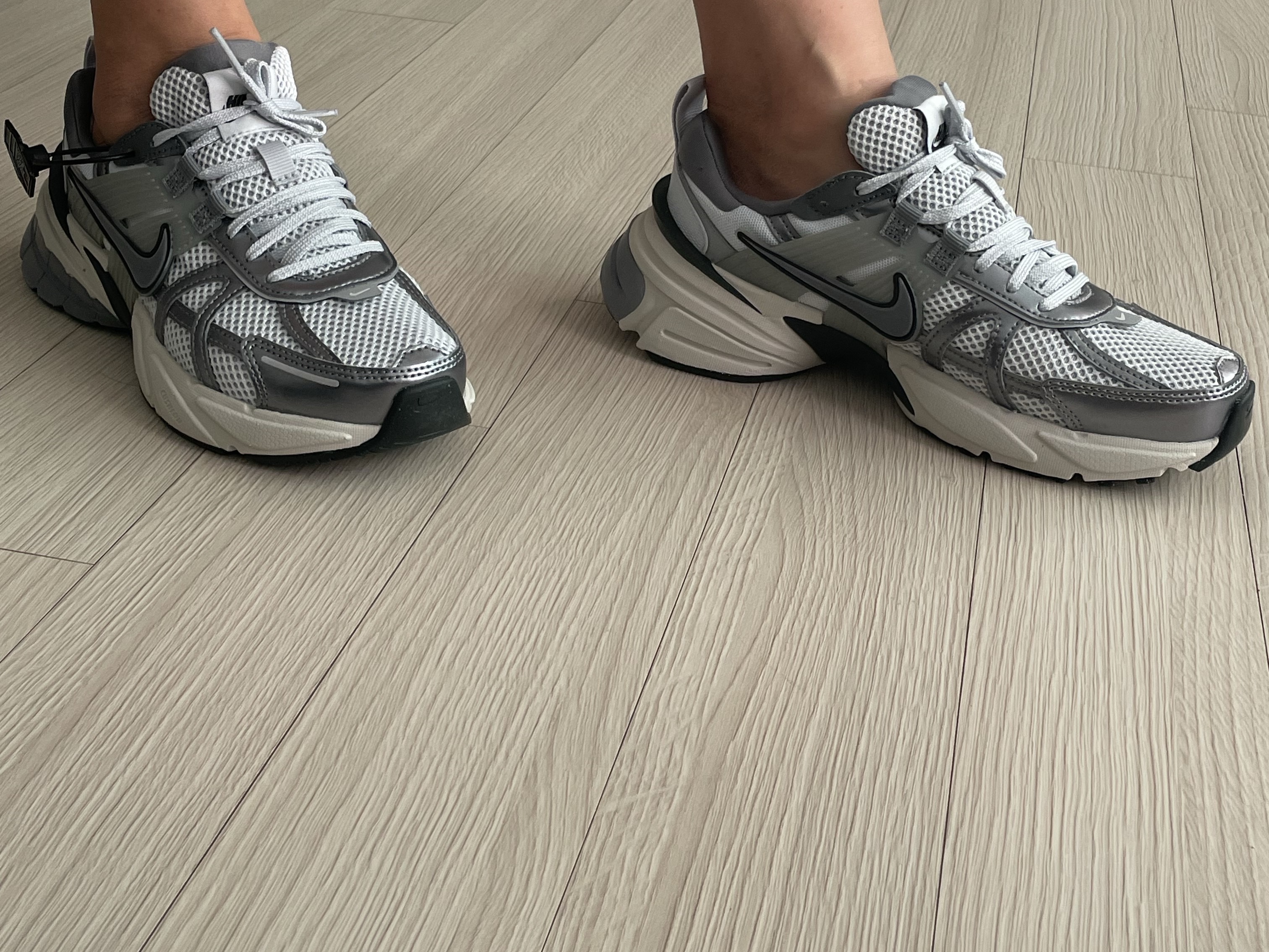 Nike V2K Run Pure Platinum Wolf Grey 착용 스타일