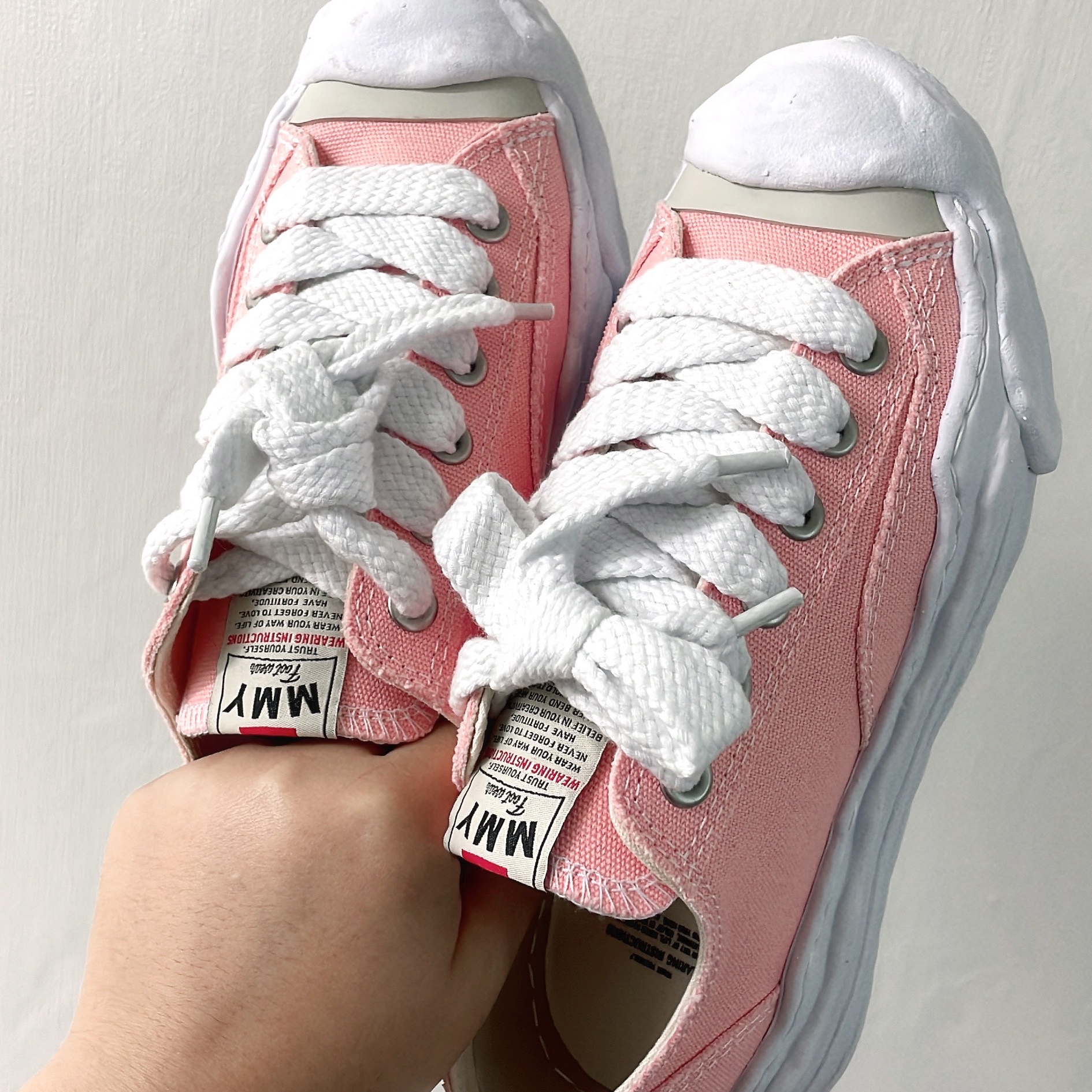 Maison Mihara Yasuhiro Hank OG Sole Canvas Low-top Sneakers Pink 착용 스타일