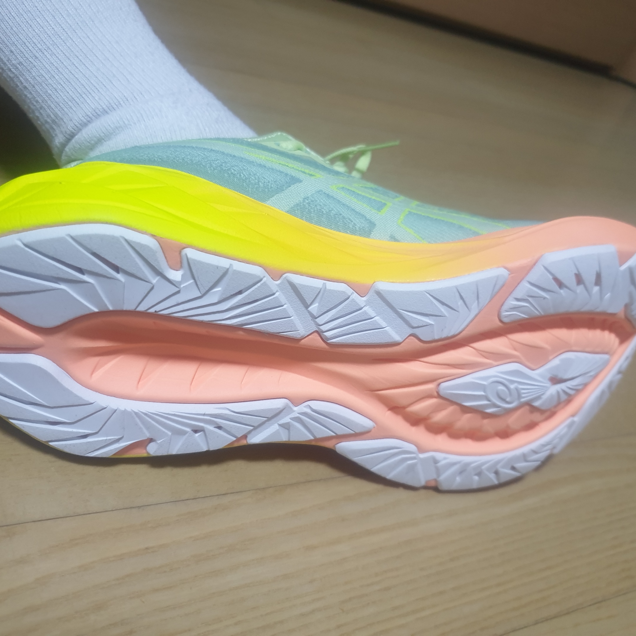 Asics Novablast 4 Cool Matcha Safety Yellow 착용 스타일 - 3
