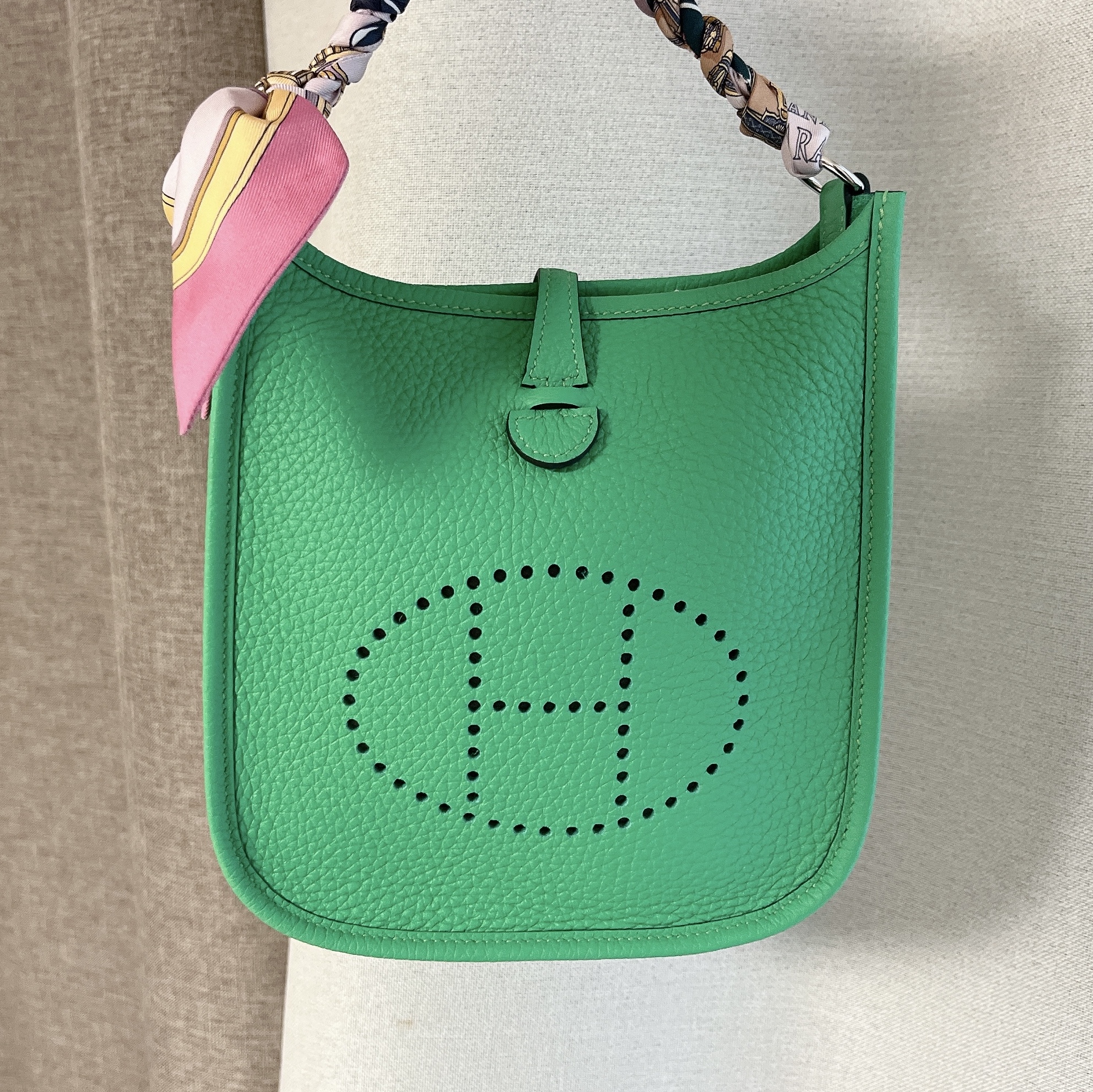 Hermes Evelyne 16 Amazone Bag Clemence & Palladium Vert Comics Vert Fizz, Hermes Evelyne 16 Amazone Bag Clemence & Palladium Mauve Pale Mauve Pale 착용 스타일 - 2