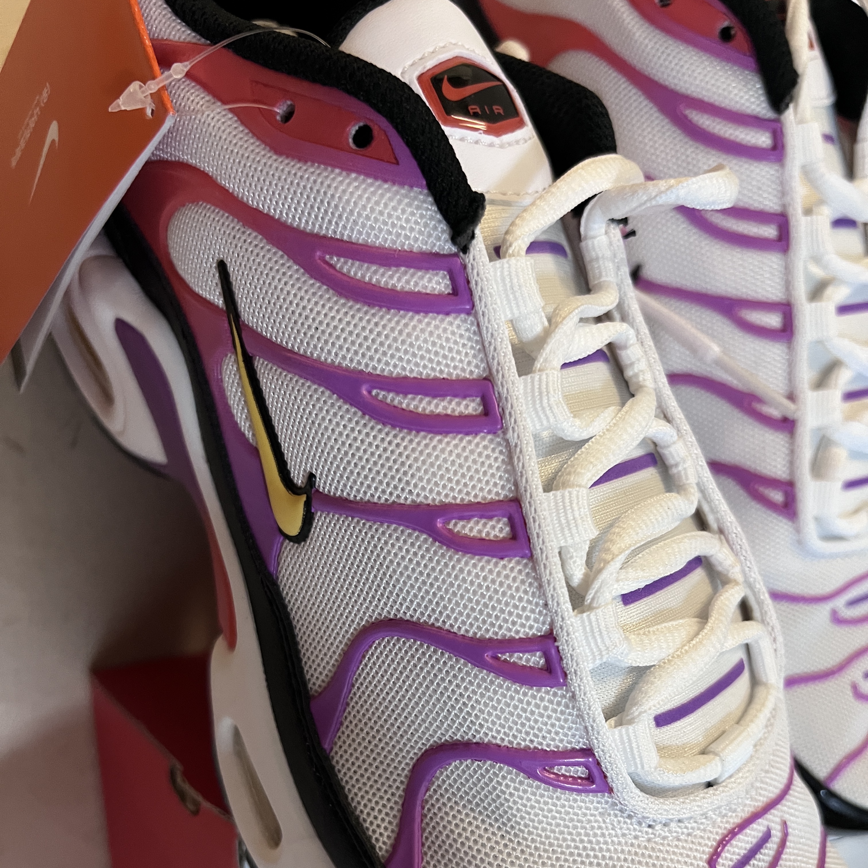 (W) Nike Air Max Plus White Red 착용 스타일