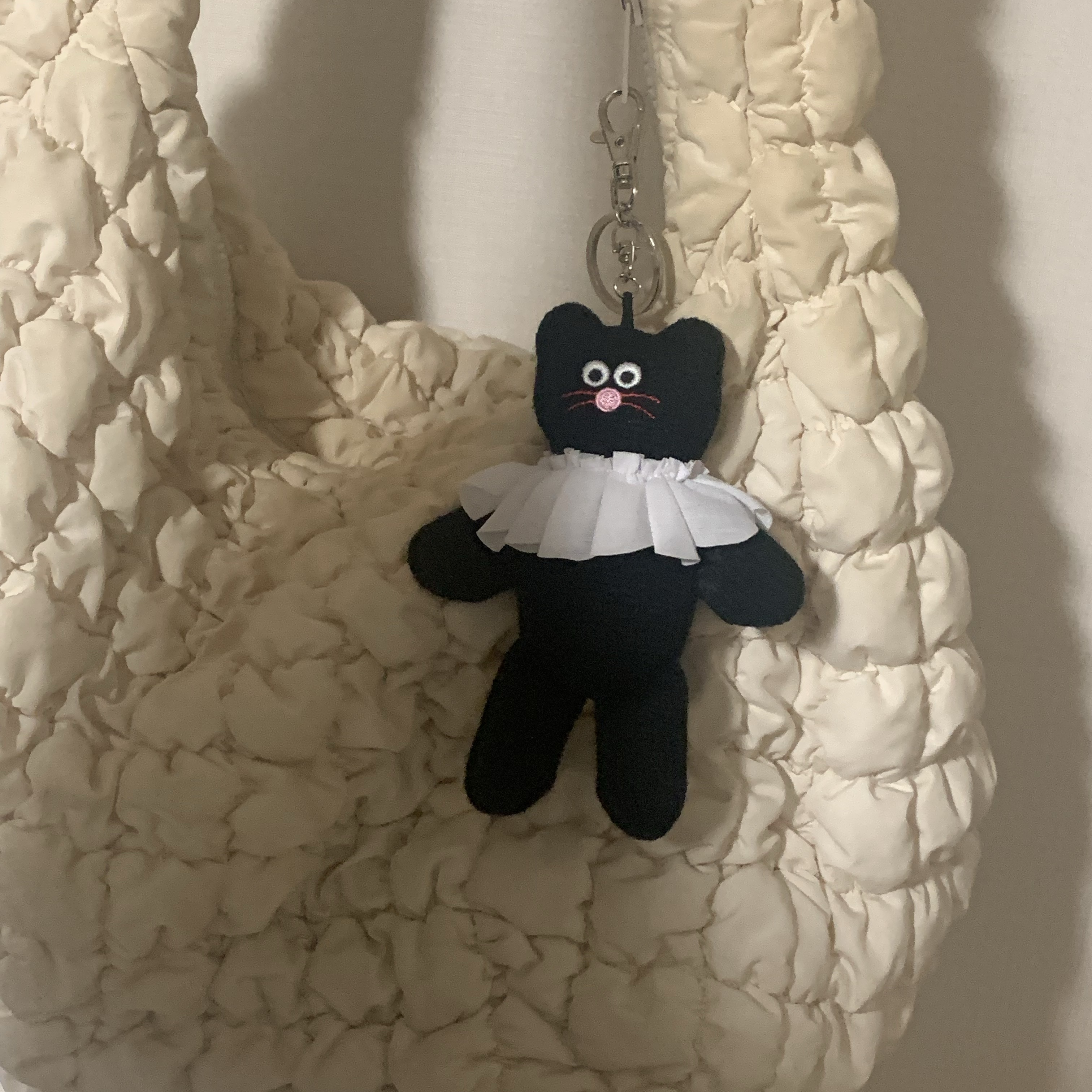 Monamhee Beulpingi Knitted Keyring Black, COS Quilted Oversized Shoulder Bag Off White Light Beige 착용 스타일