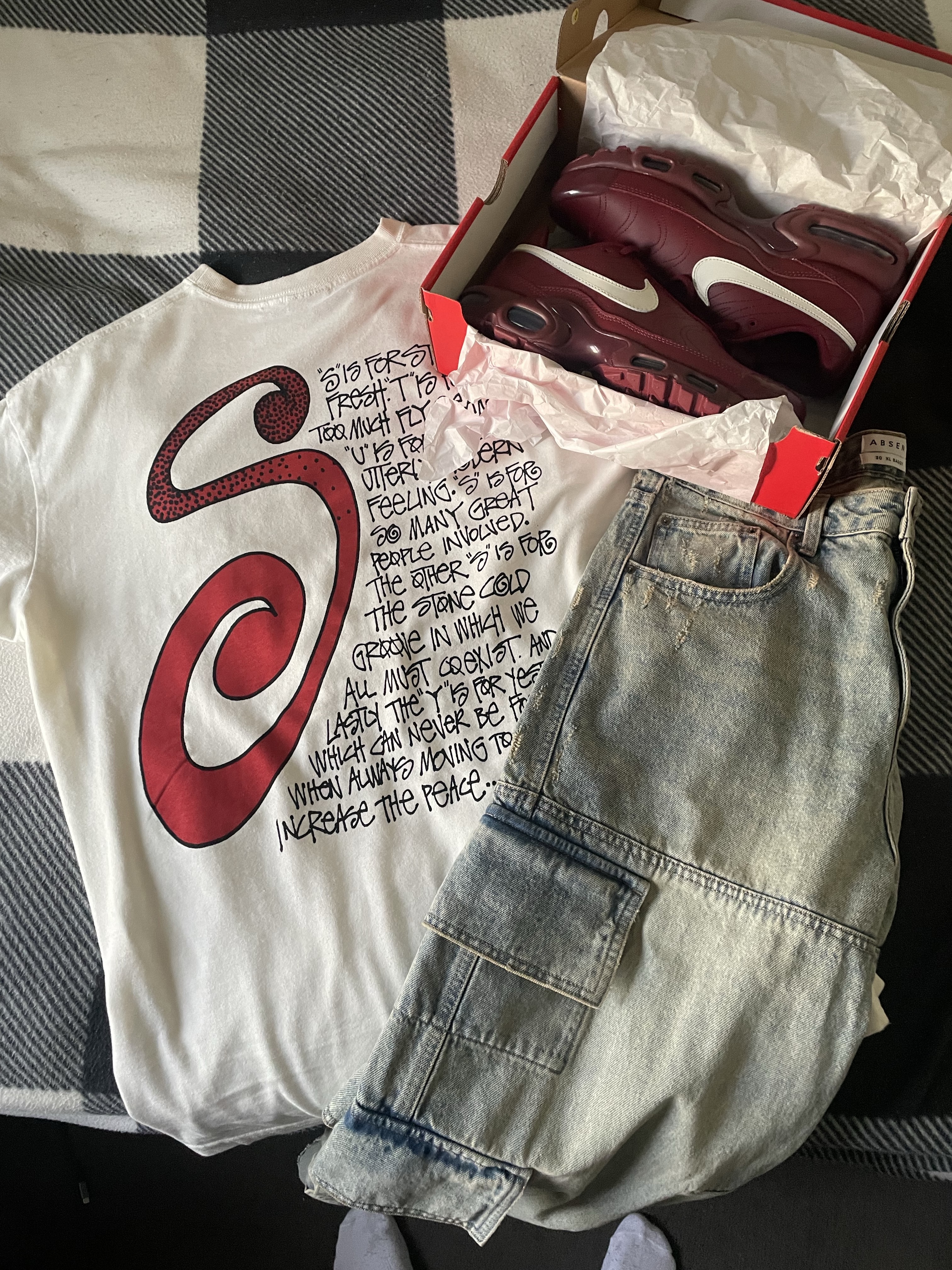 Nike Air Max Plus TNPO Team Red and Sail, Stussy S Talk Pigment Dyed T-Shirt Natural 착용 스타일 - 1