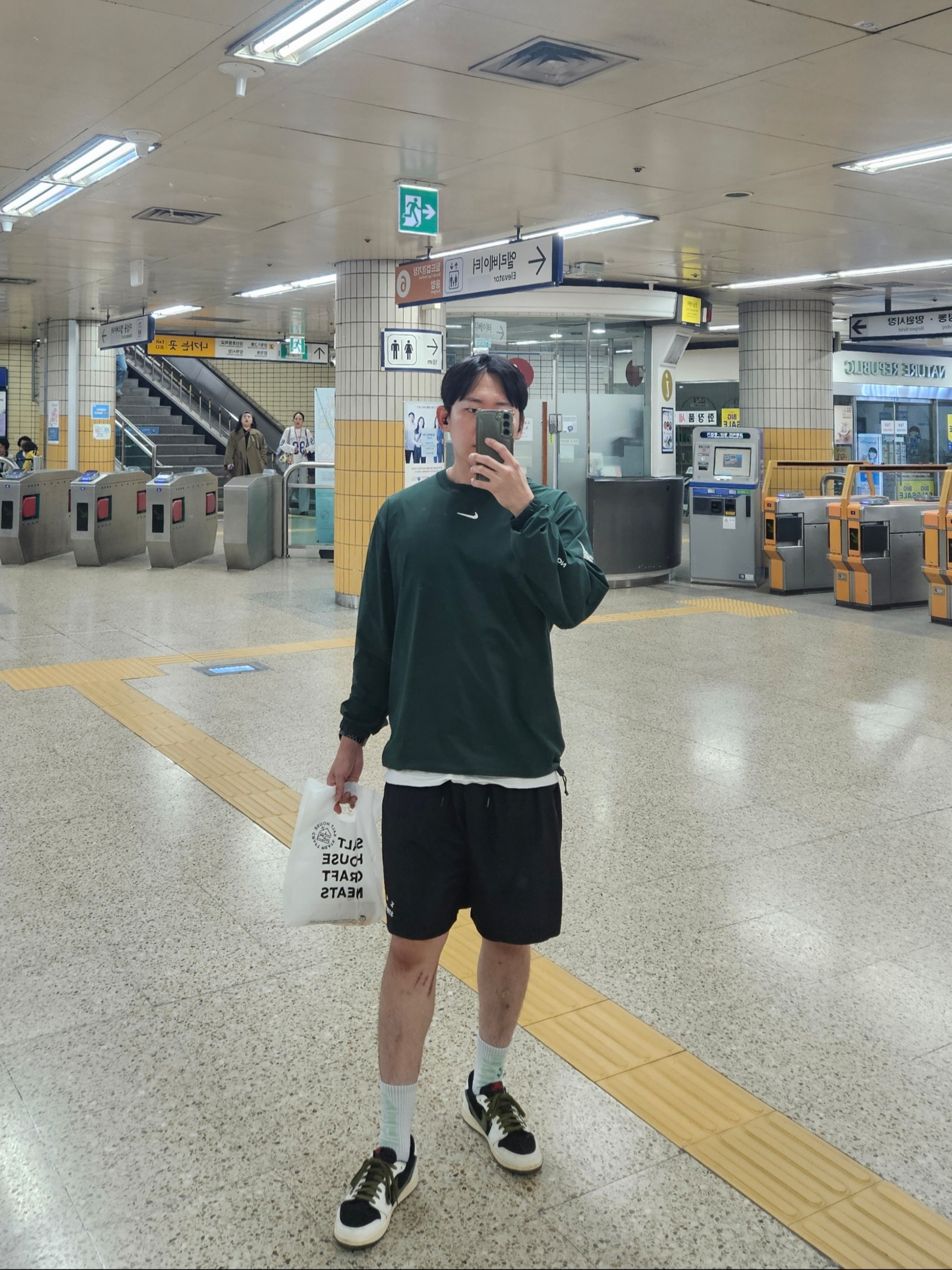 Nike x Drake Nocta Golf Crewneck Top Green - US/EU, IAB Studio Woven Shorts Black - 23FW 착용 스타일