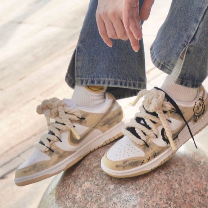 Nike Dunk Low Team Gold and White 착용 스타일 - 3