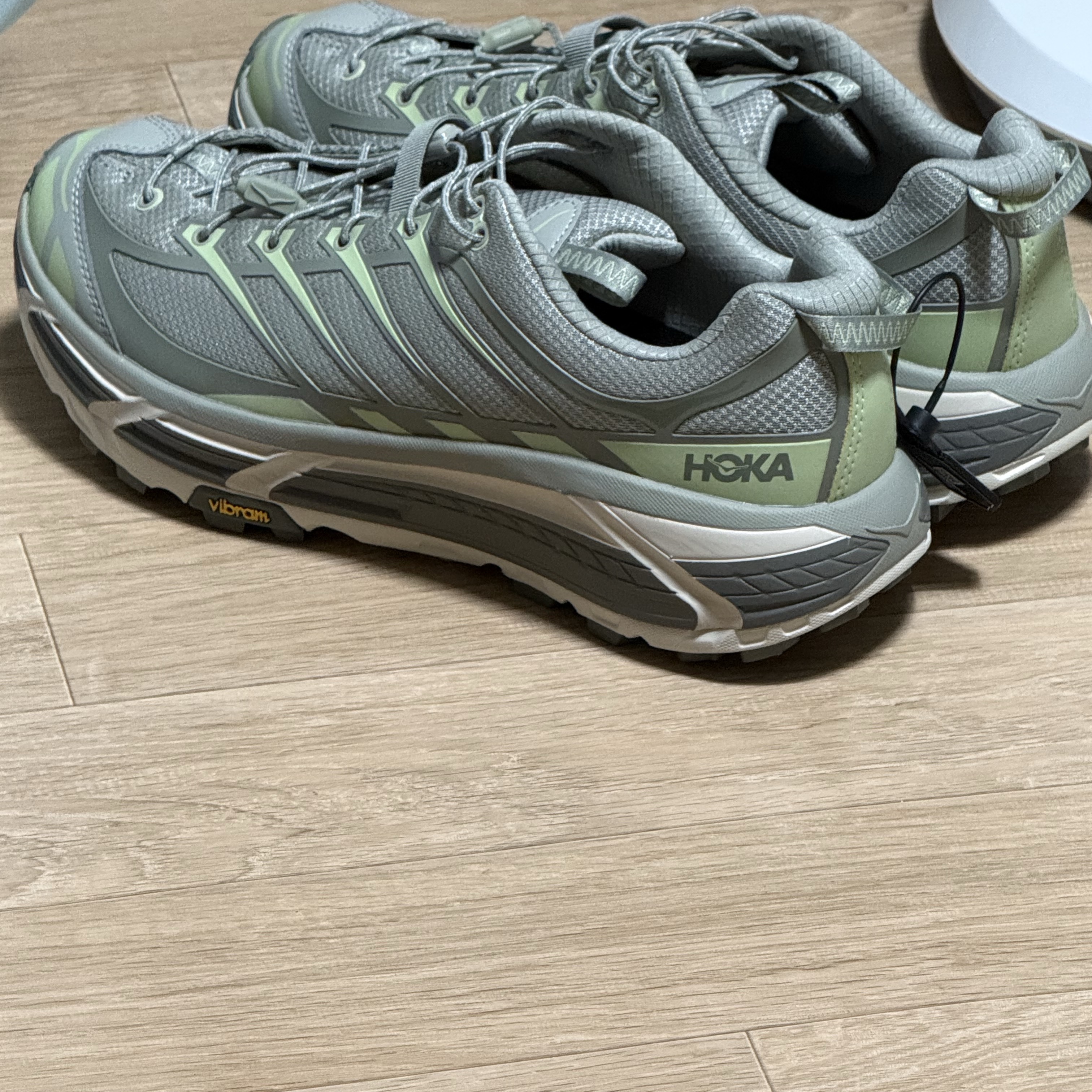 Hoka Mafate Three 2 Barely Seed Green 착용 스타일