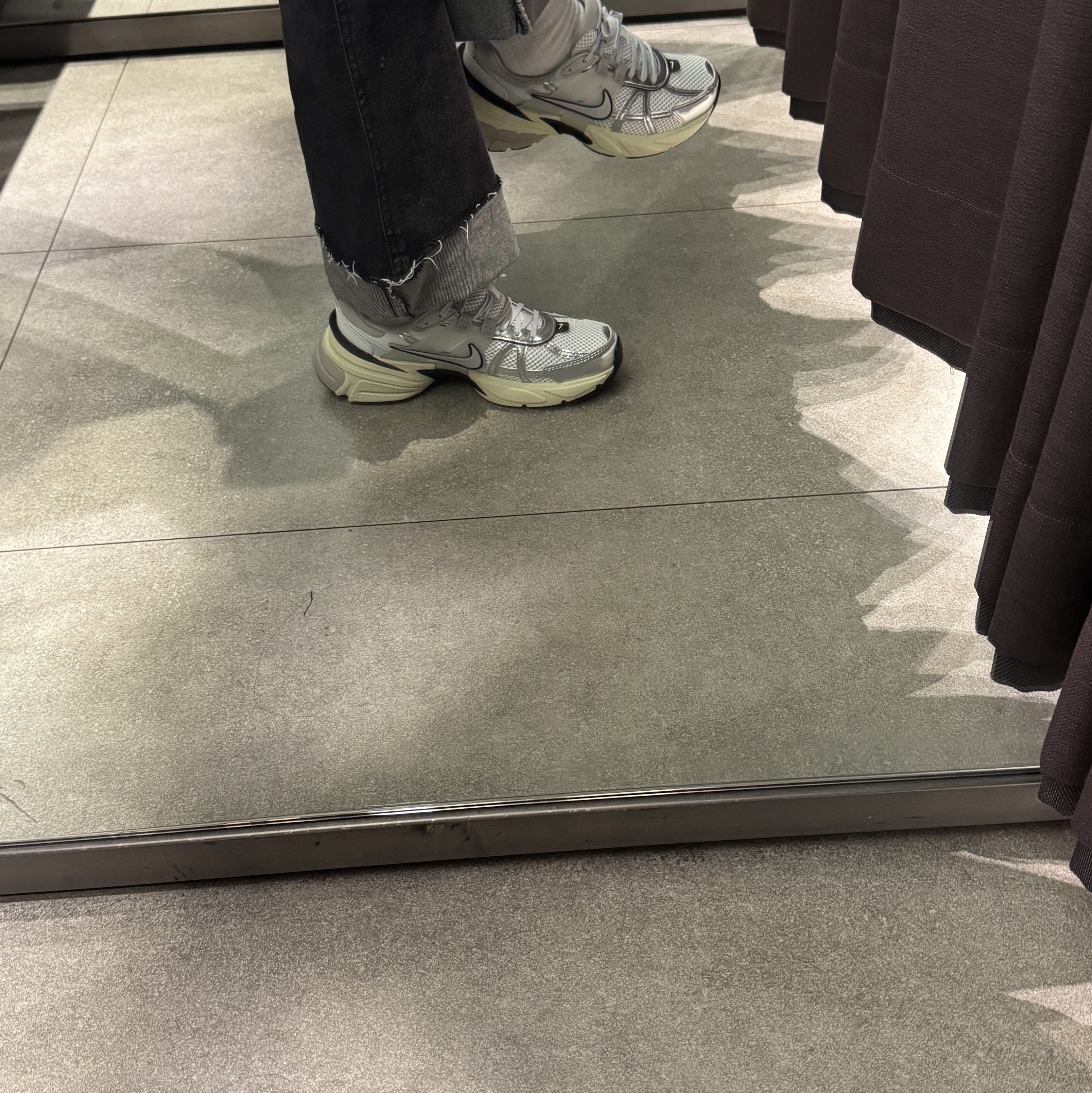 Nike V2K Run Summit White Metallic Silver 착용 스타일 - 1