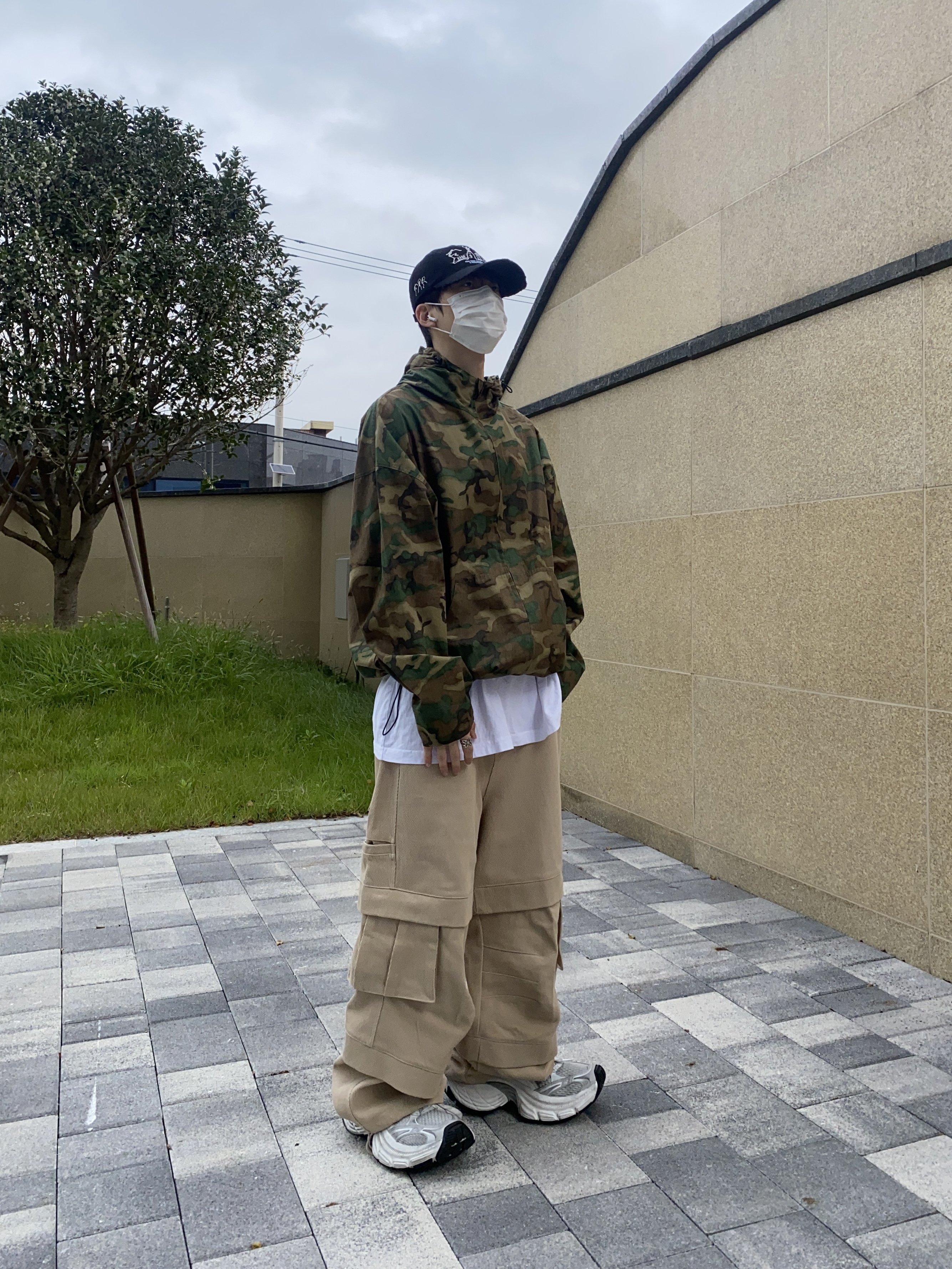 Nonnod Zip Jacket Camo, Balenciaga 10XL Sneakers White Grey Silver Black 착용 스타일 - 1
