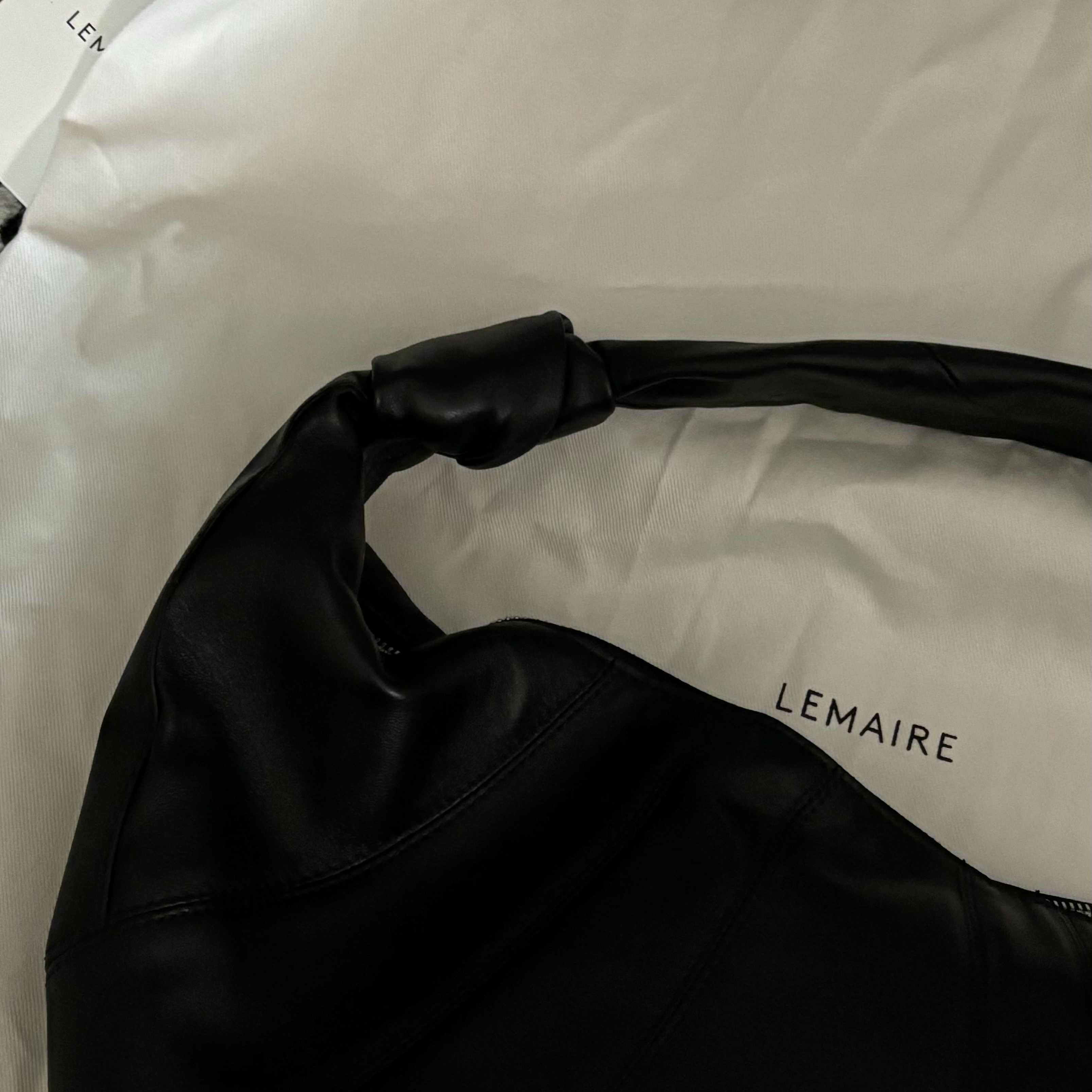 Lemaire Fortune Croissant Bag Soft Nappa Leather Black 착용 스타일